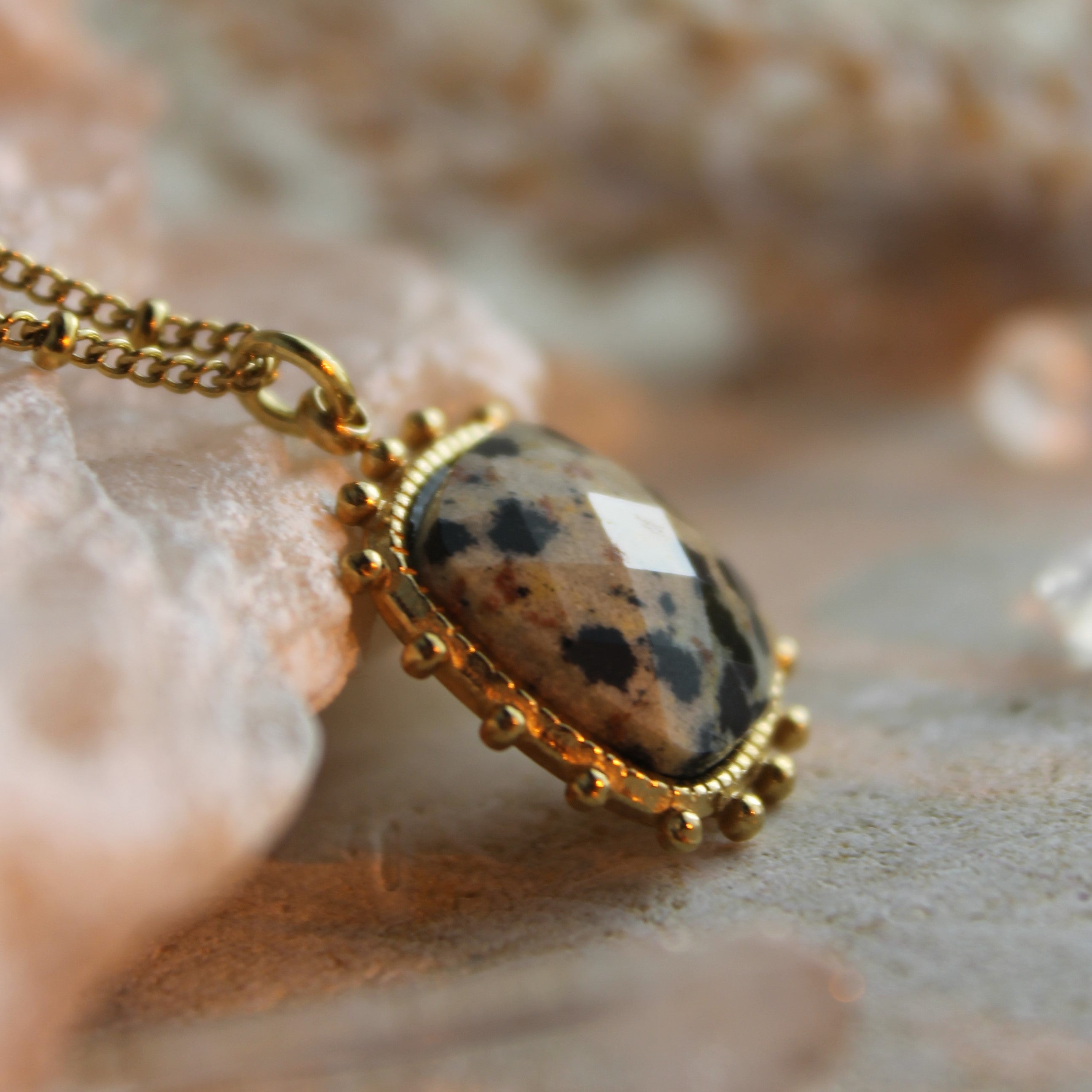 Dalmatiner Jaspis SOL Edelsteinanhänger Kette goldfarben