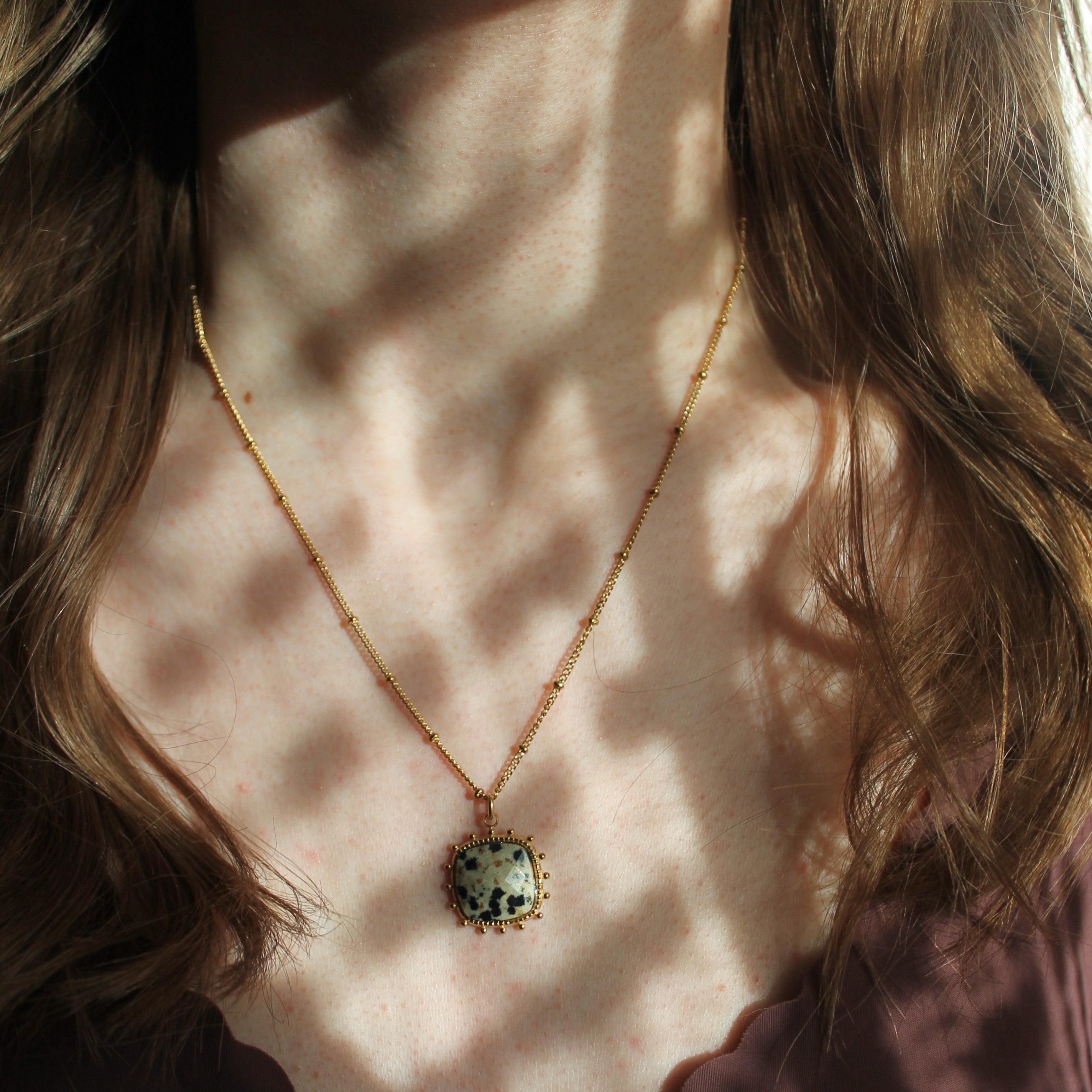 Dalmatiner Jaspis SOL Edelsteinanhänger Kette goldfarben