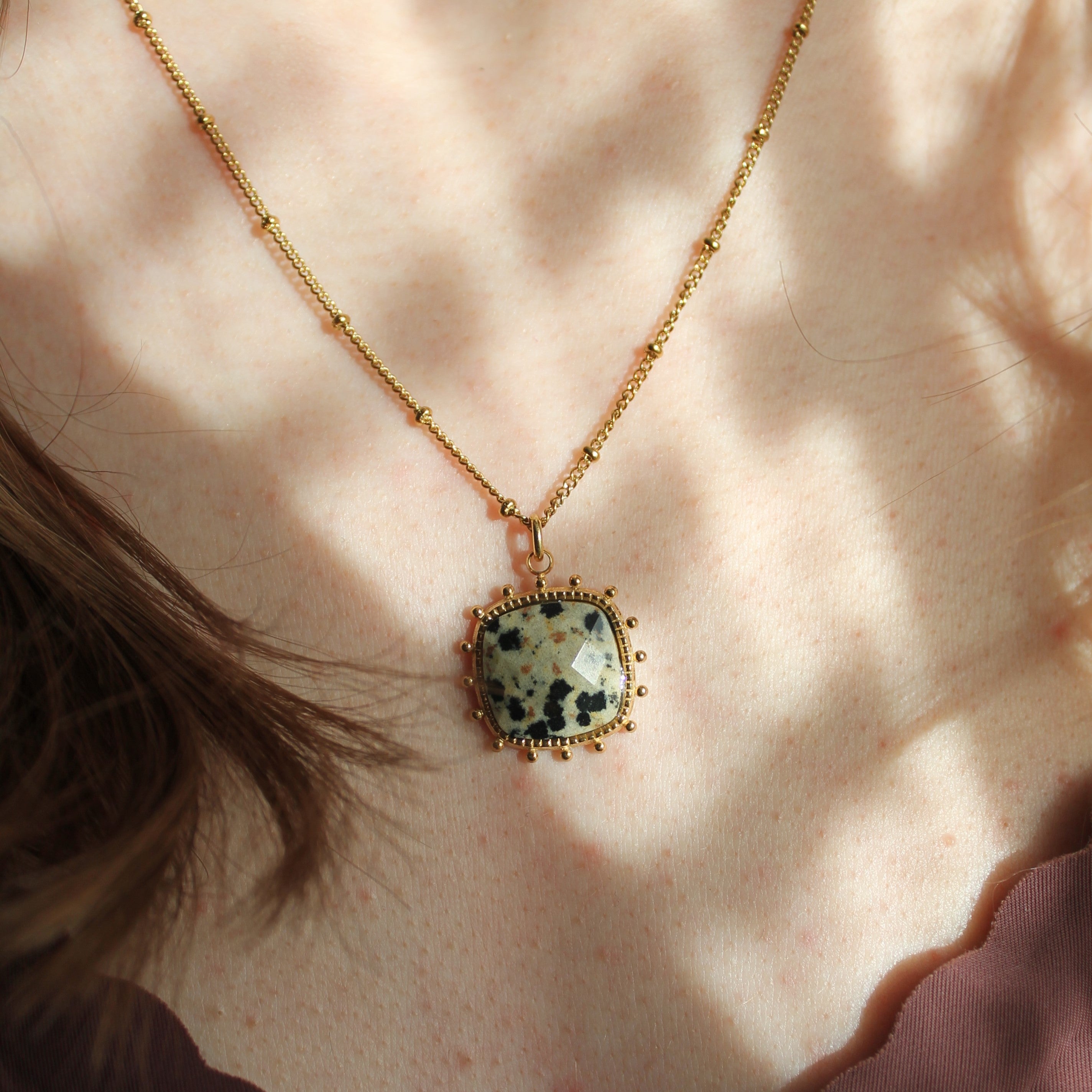 Dalmatiner Jaspis SOL Edelsteinanhänger Kette goldfarben