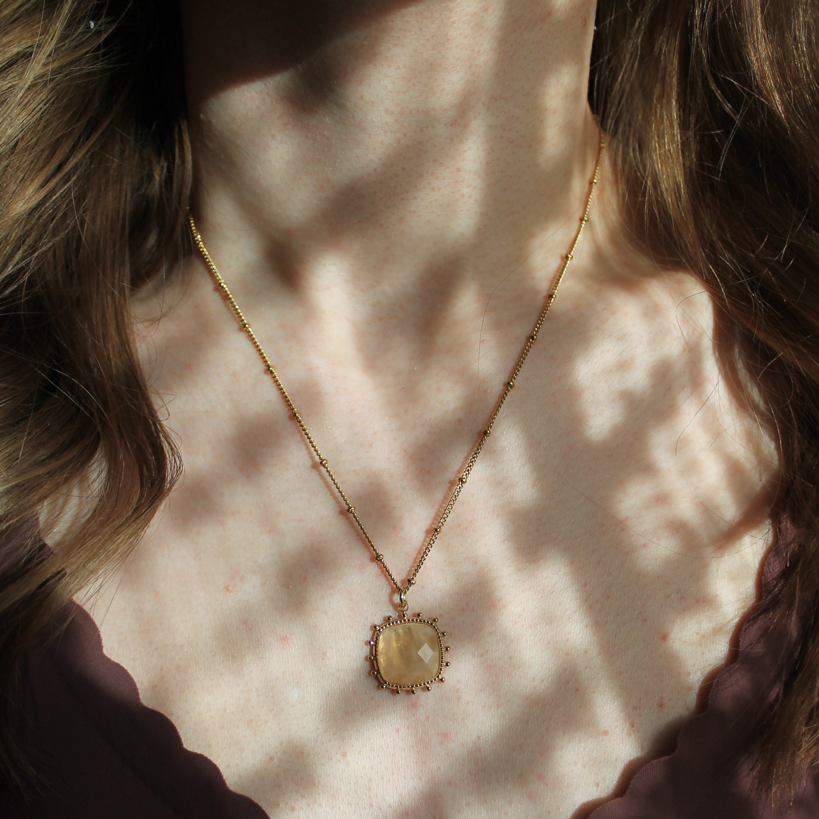 Sonnenstein SOL Edelsteinanhänger Kette goldfarben