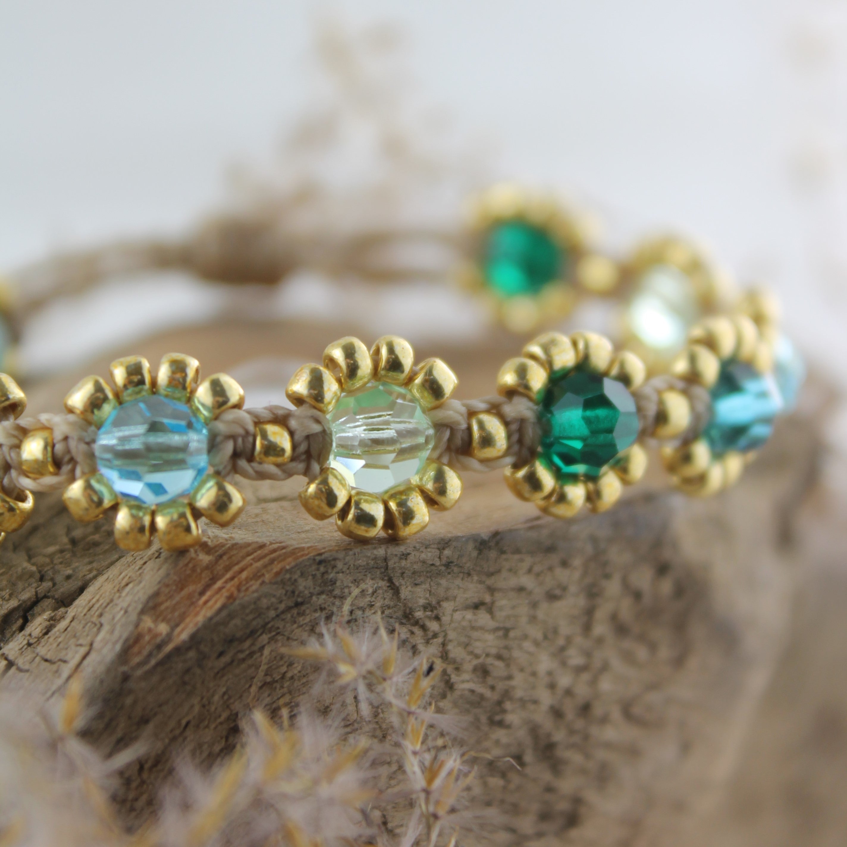 SONA SMARAGD Armband Makramee goldfarben