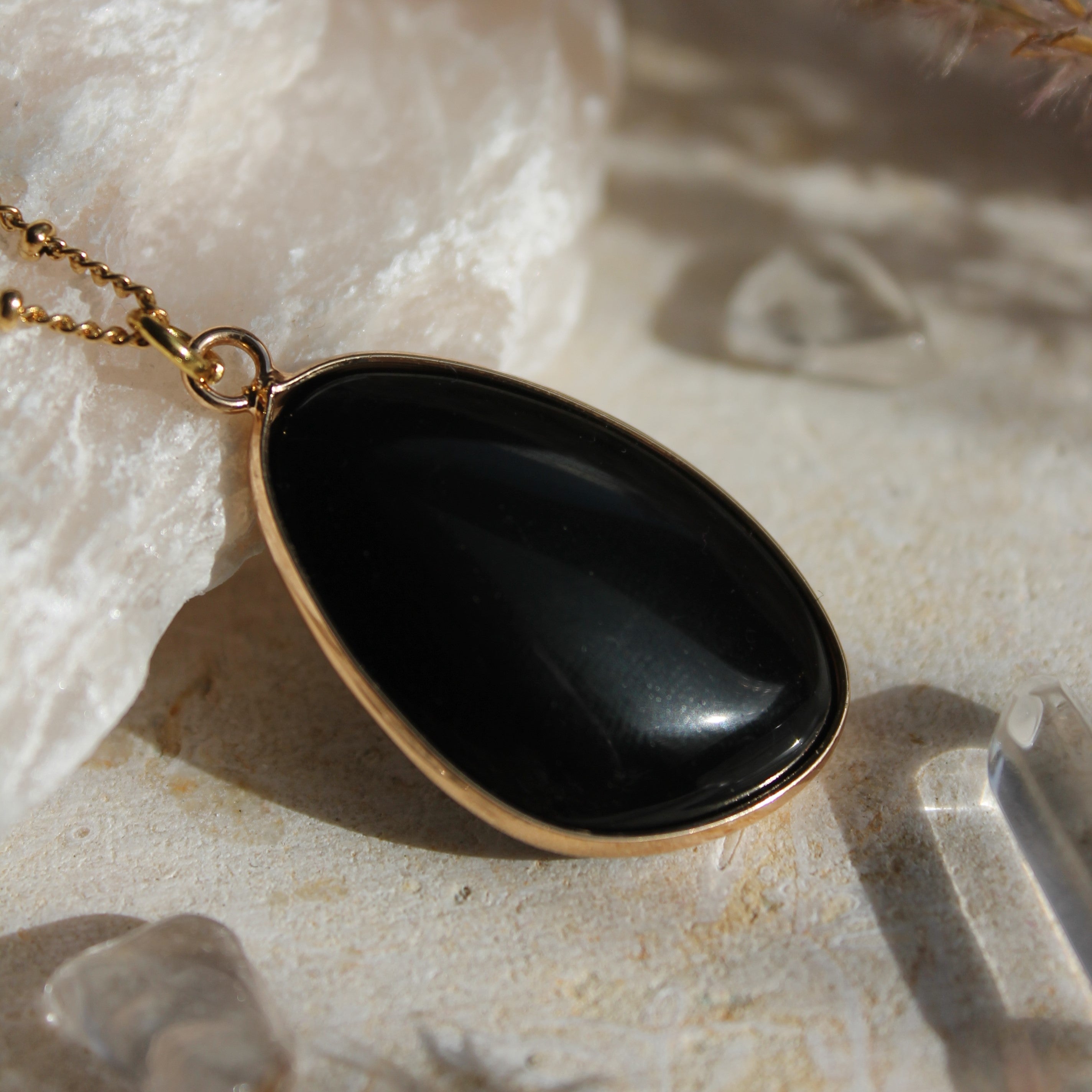 Schwarzer Turmalin groß Edelsteinanhänger Kette goldfarben