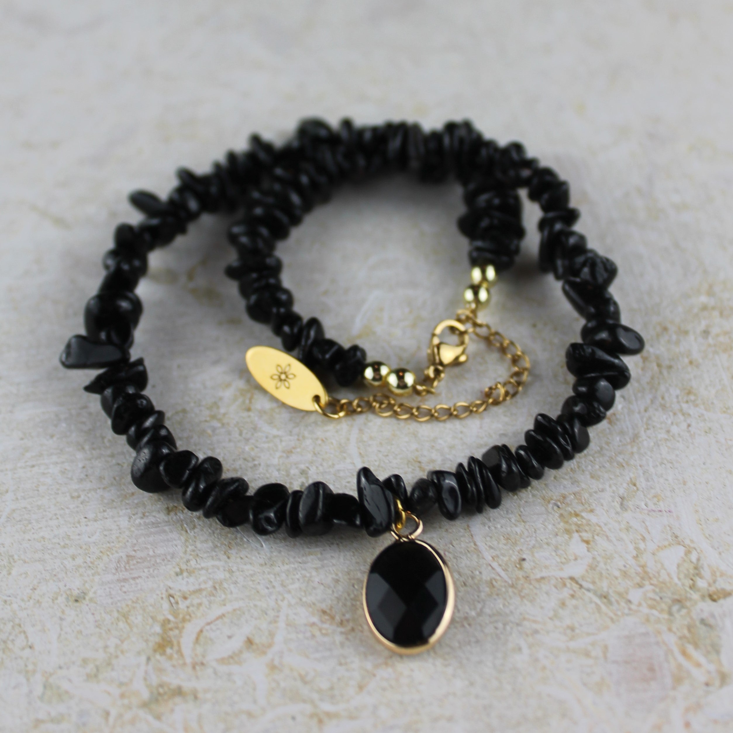 Schwarzer Turmalin Splitter Choker Kette mit Edelsteinanhänger goldfarben