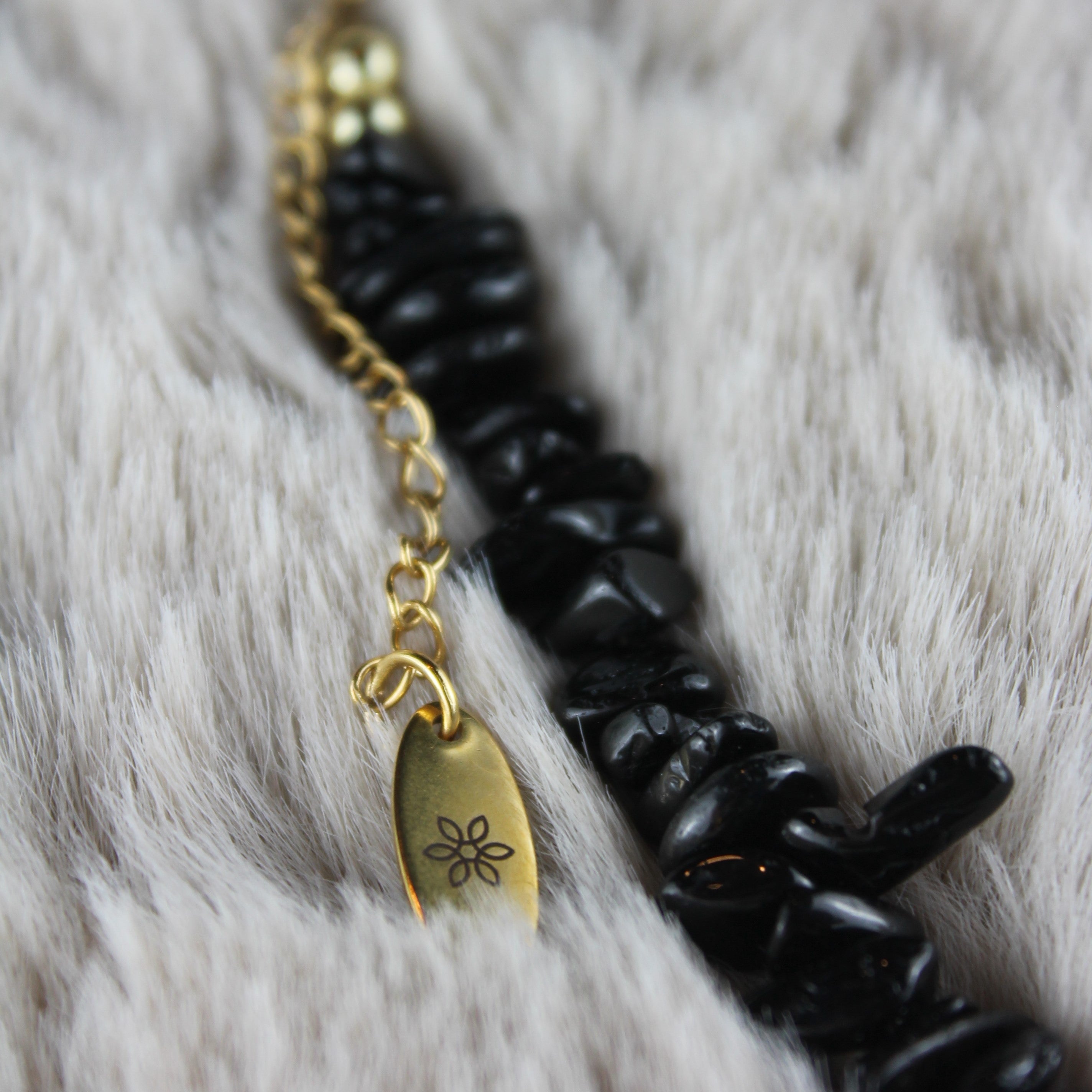 Schwarzer Turmalin Splitter Choker Kette mit Edelsteinanhänger goldfarben