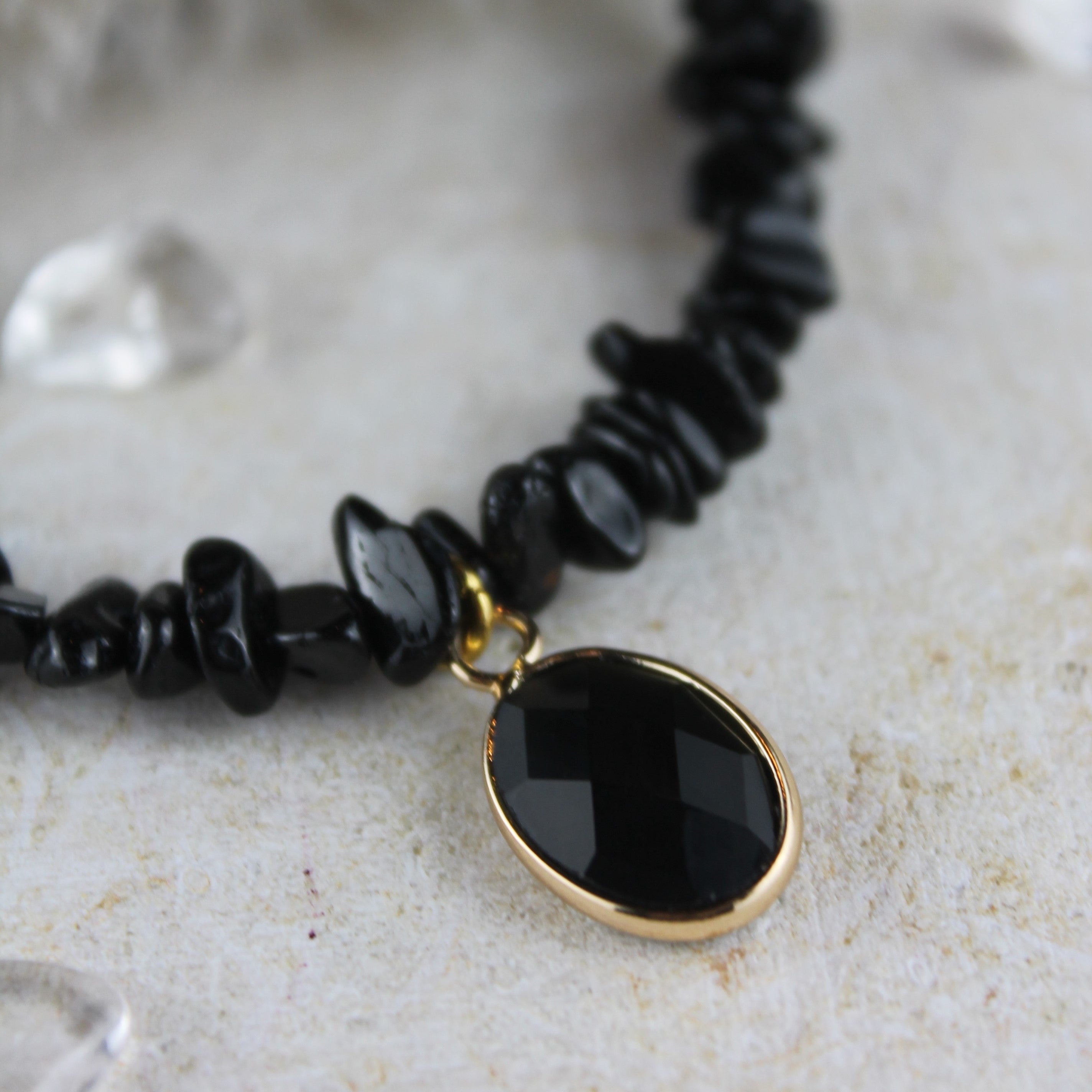 Schwarzer Turmalin Splitter Choker Kette mit Edelsteinanhänger goldfarben