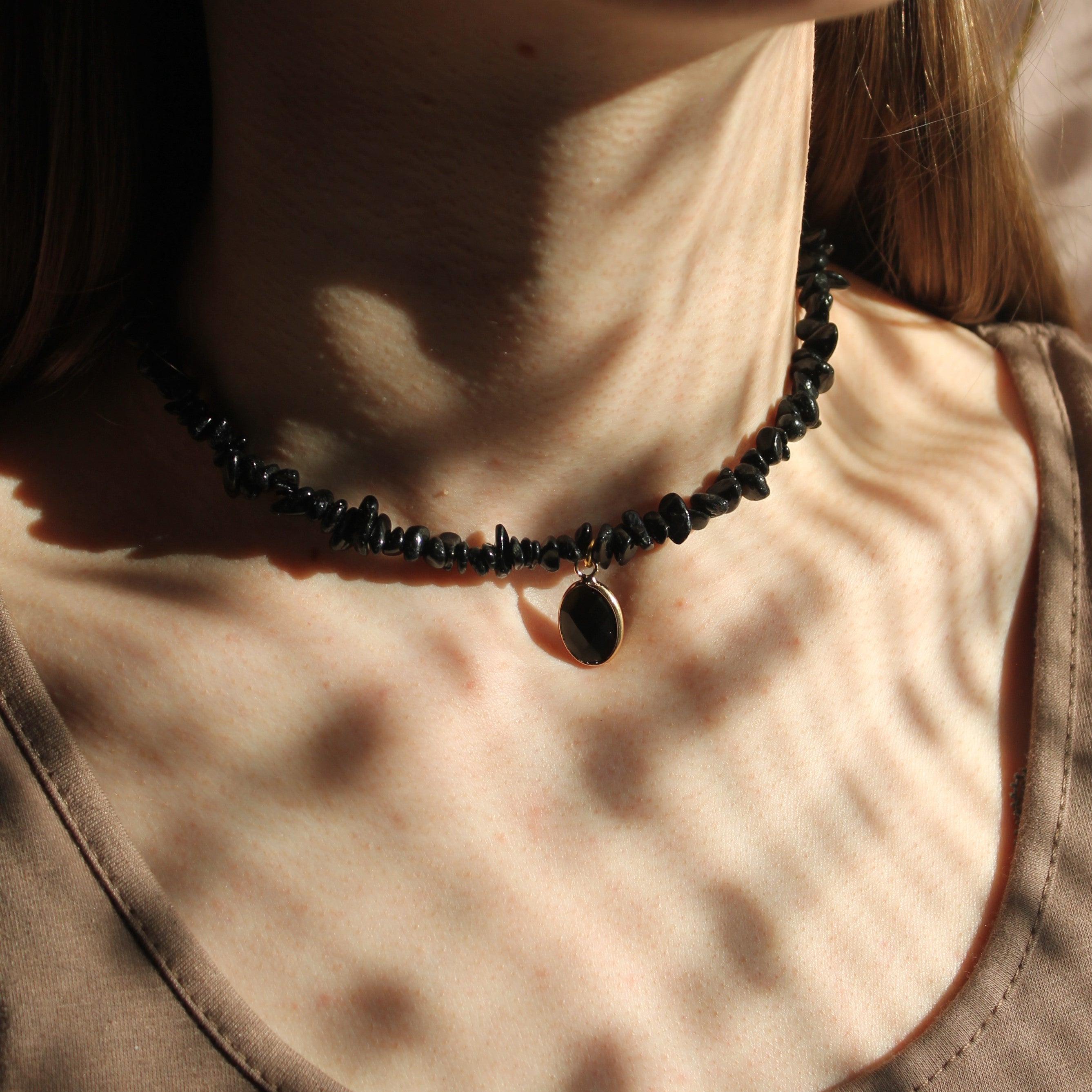 Schwarzer Turmalin Splitter Choker Kette mit Edelsteinanhänger goldfarben