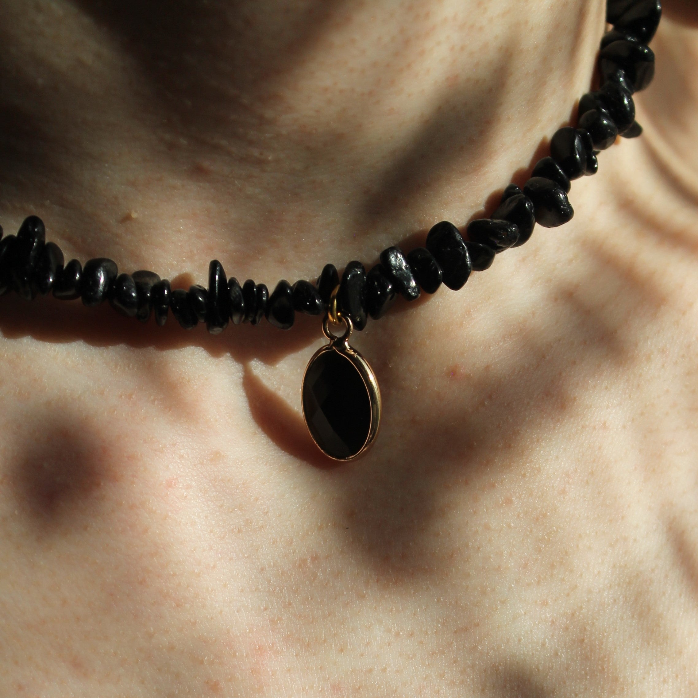 Schwarzer Turmalin Splitter Choker Kette mit Edelsteinanhänger goldfarben