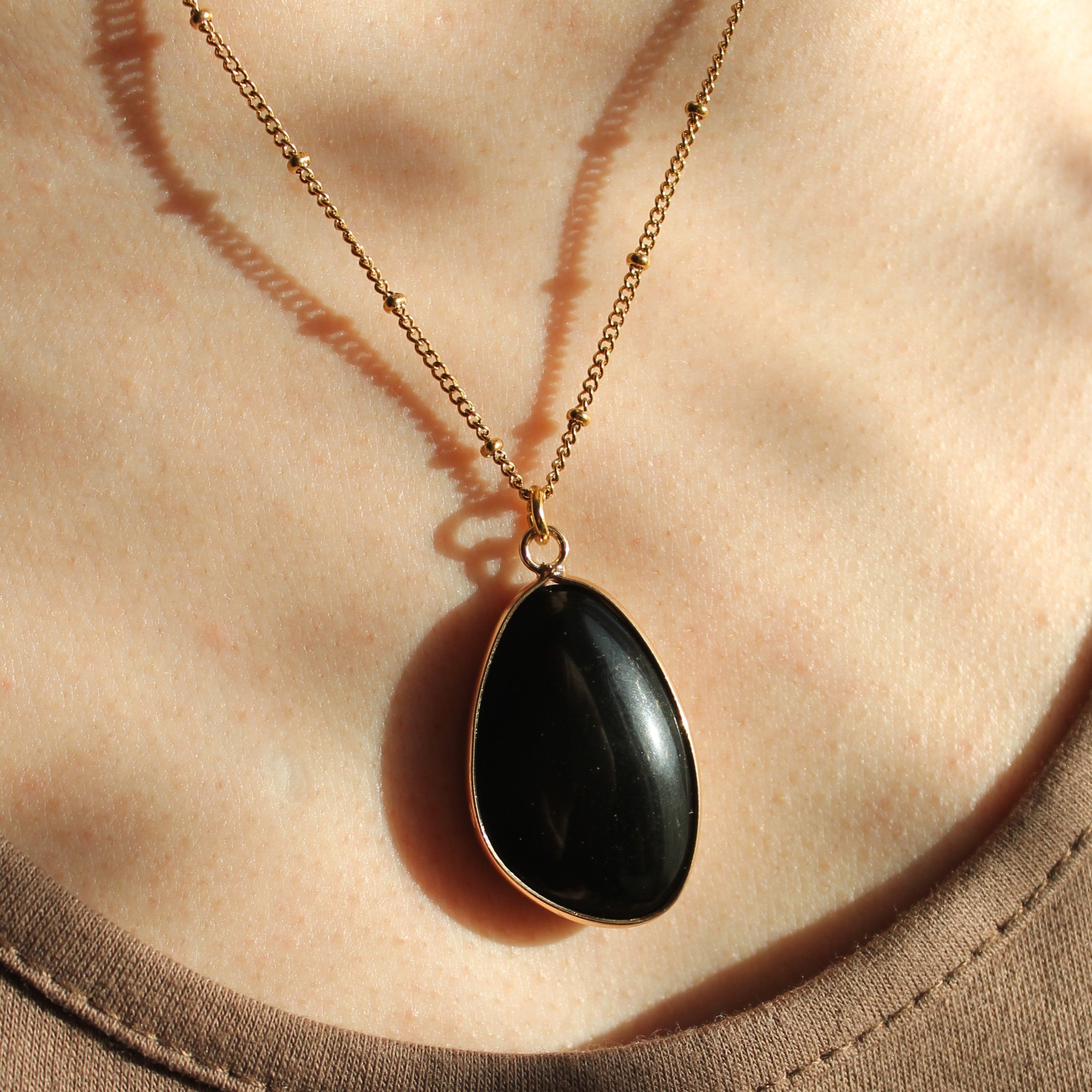 Schwarzer Turmalin groß Edelsteinanhänger Kette goldfarben
