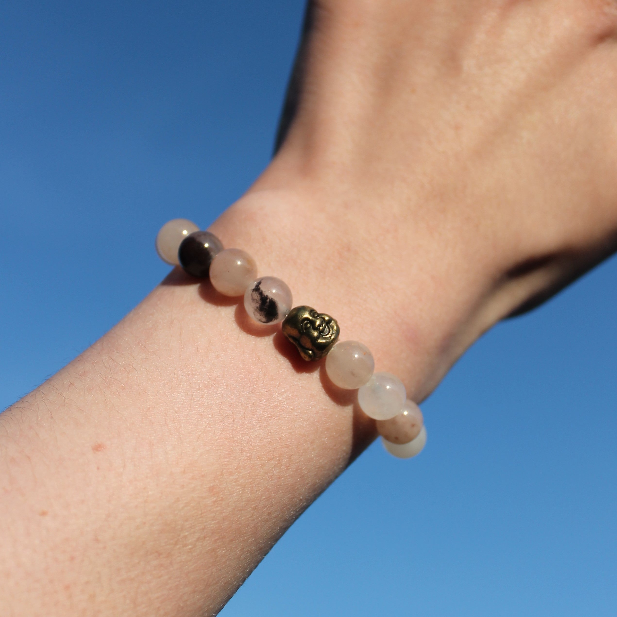 Sonnenstein Edelsteinarmband mit Hotei goldfarben