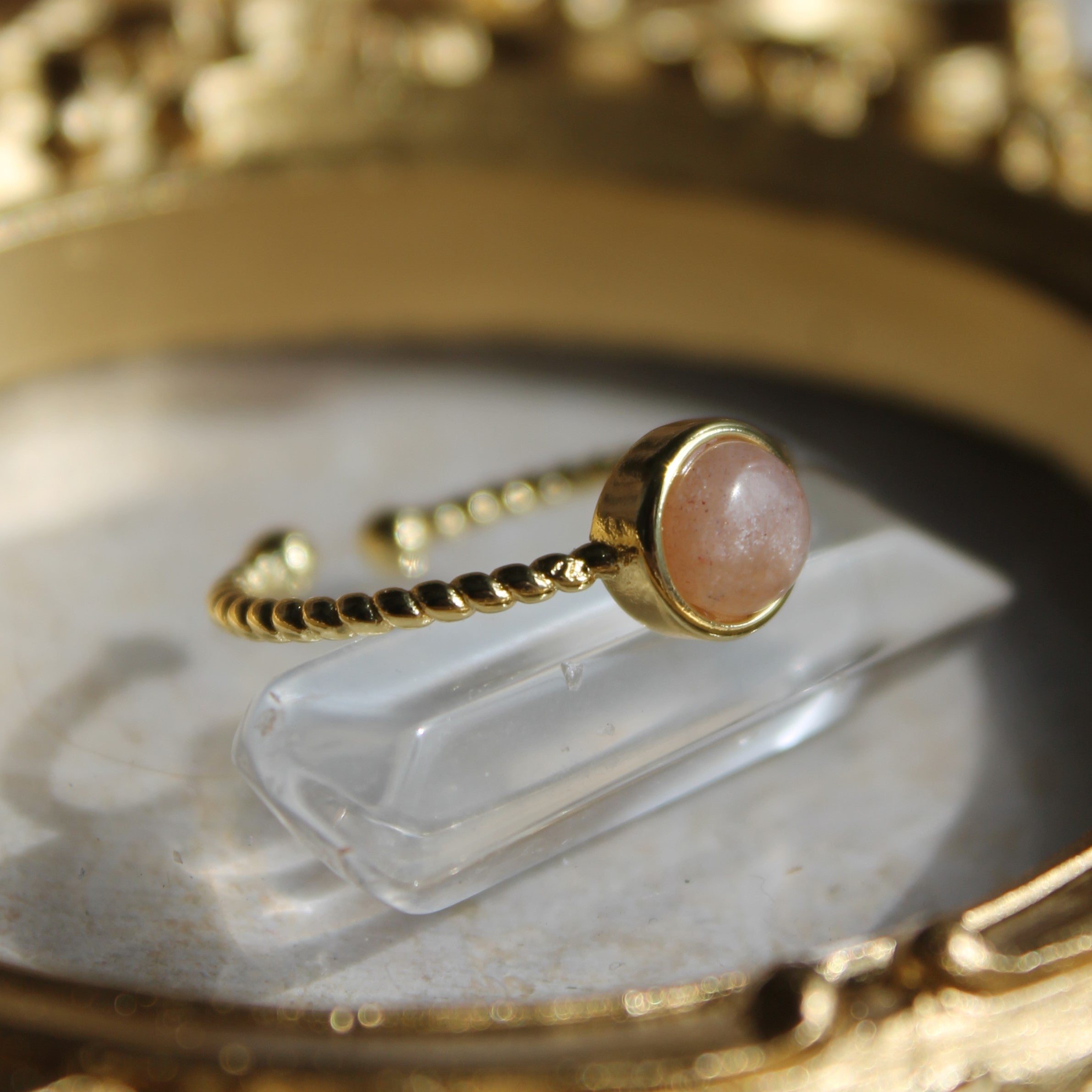 Sonnenstein Edelsteinring YUNA größenverstellbar goldfarben