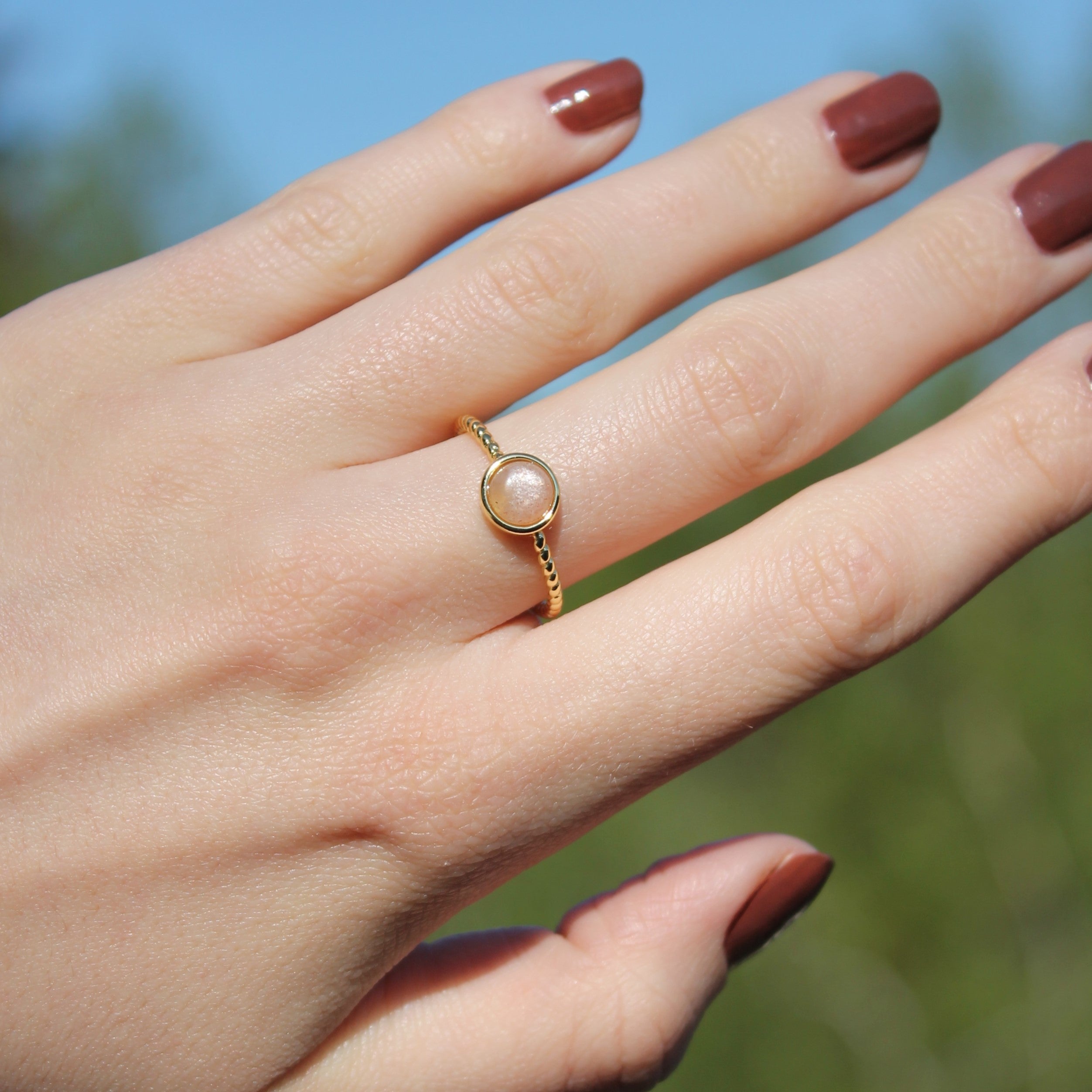 Sonnenstein Edelsteinring YUNA größenverstellbar goldfarben