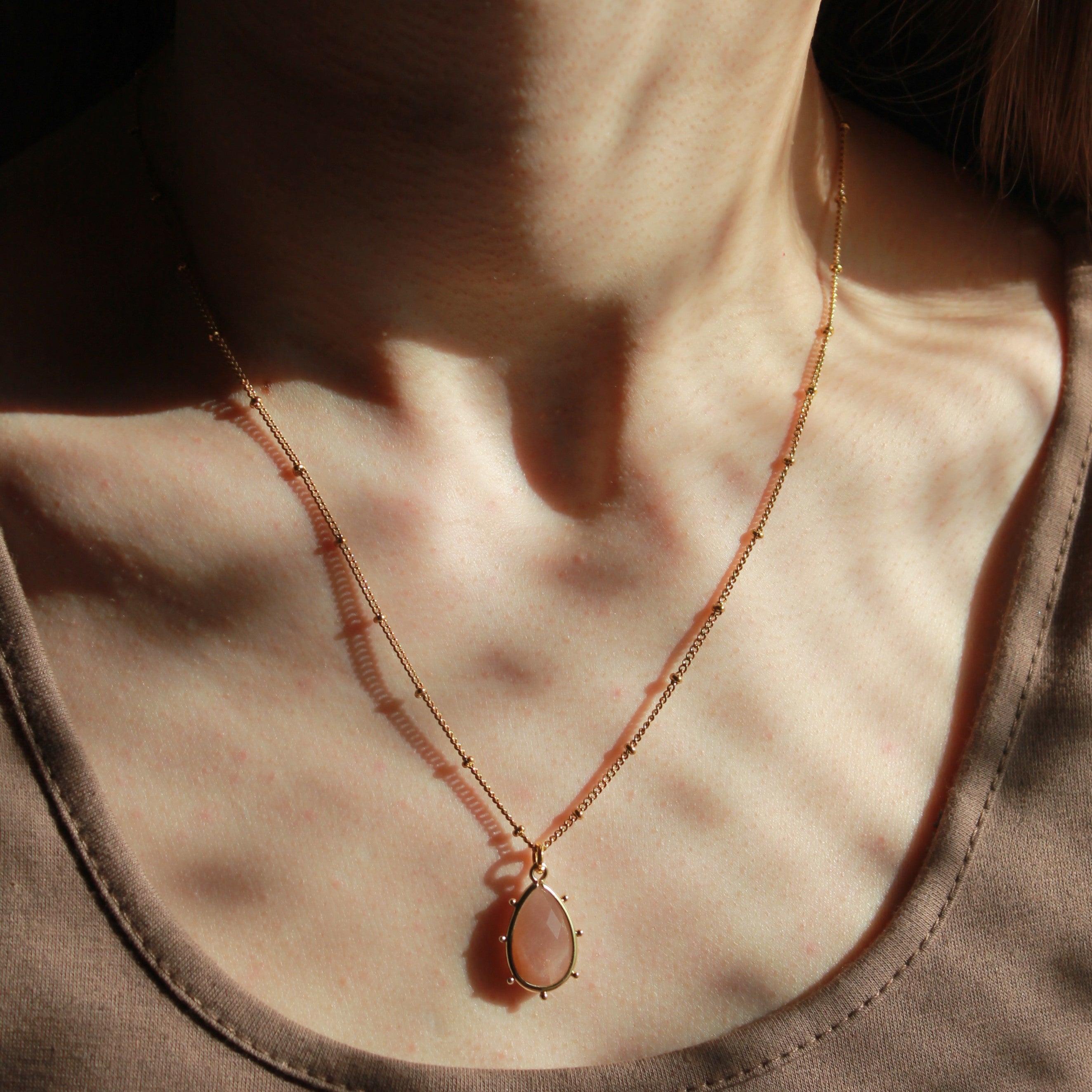 Sonnenstein SUNNA Edelsteinanhänger Kette gold- oder silberfarben