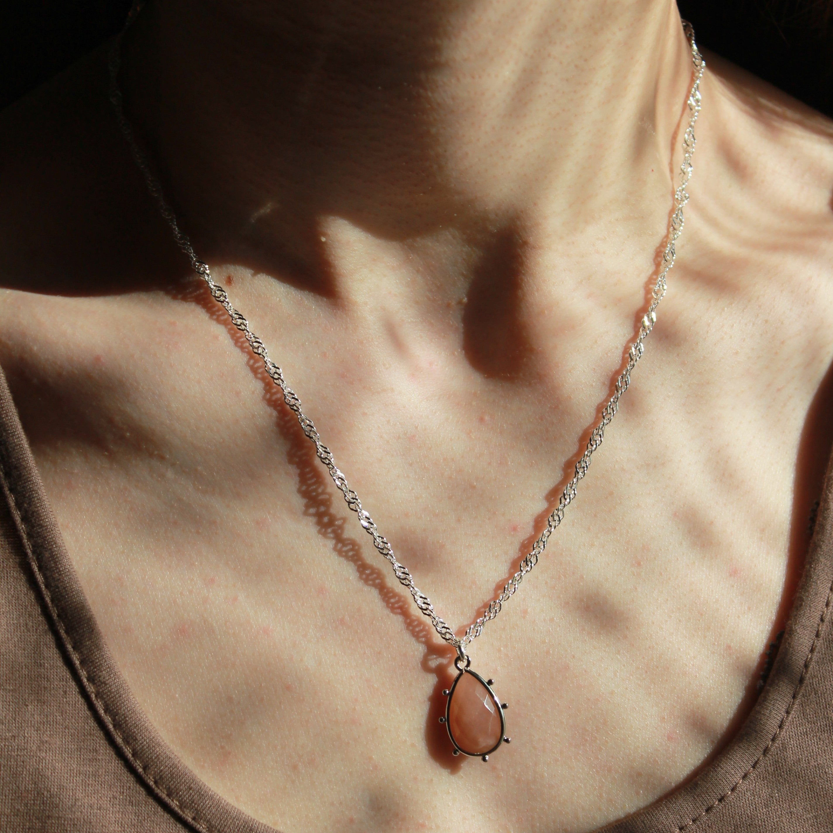 Sonnenstein SUNNA Edelsteinanhänger Kette gold- oder silberfarben