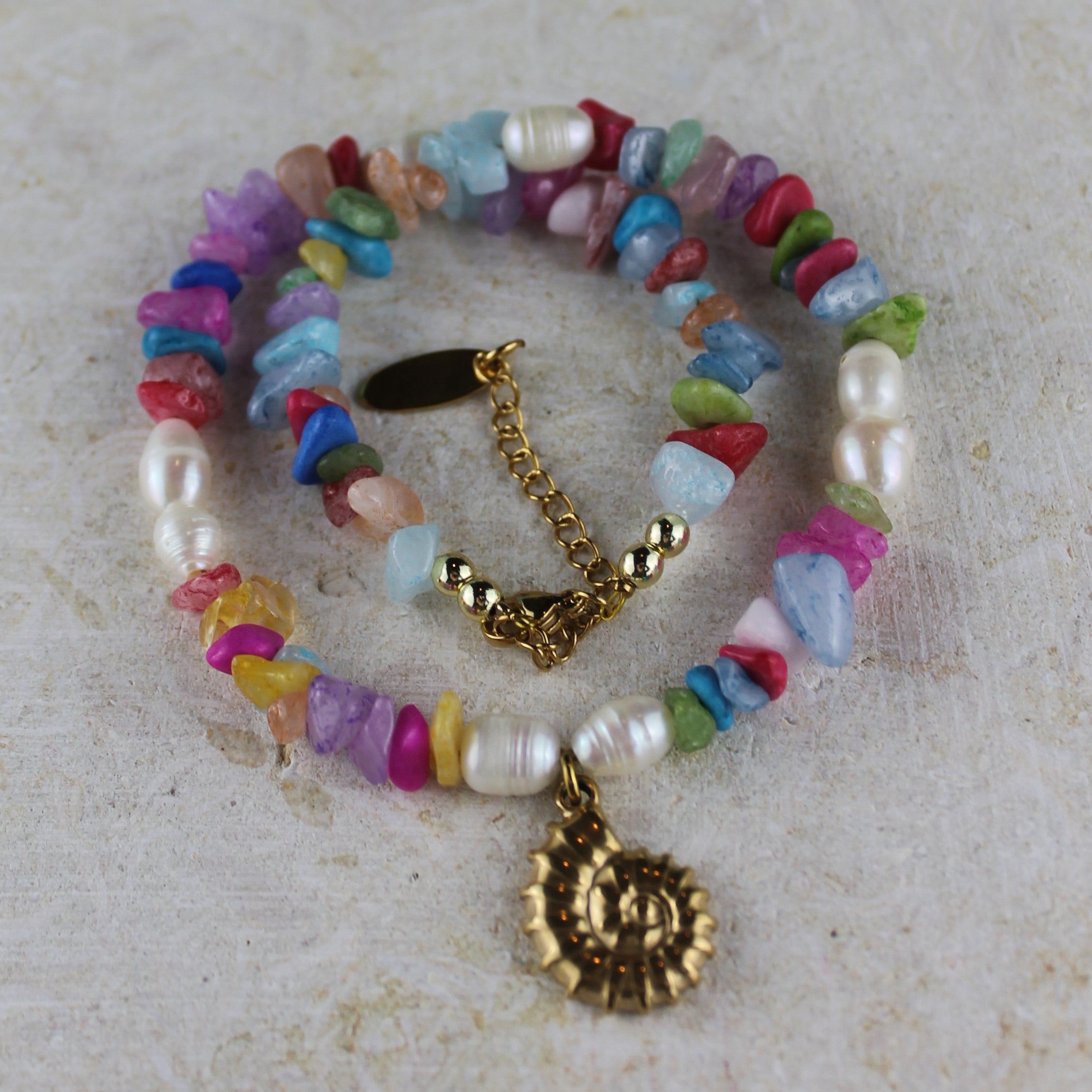 Bunter Splitter mit Süßwasserperlen Choker Kette mit Anhänger goldfarben