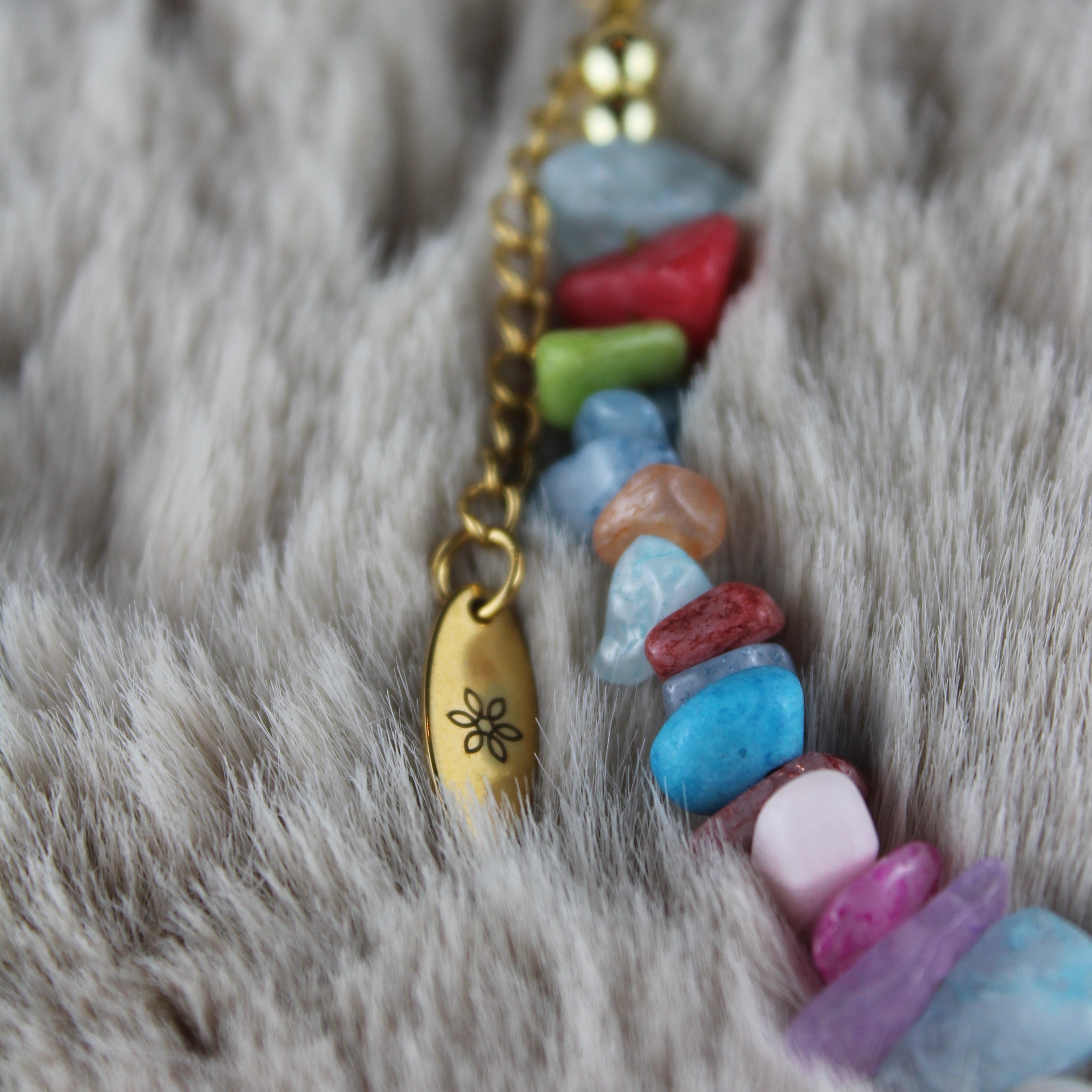 Bunter Splitter mit Süßwasserperlen Choker Kette mit Anhänger goldfarben