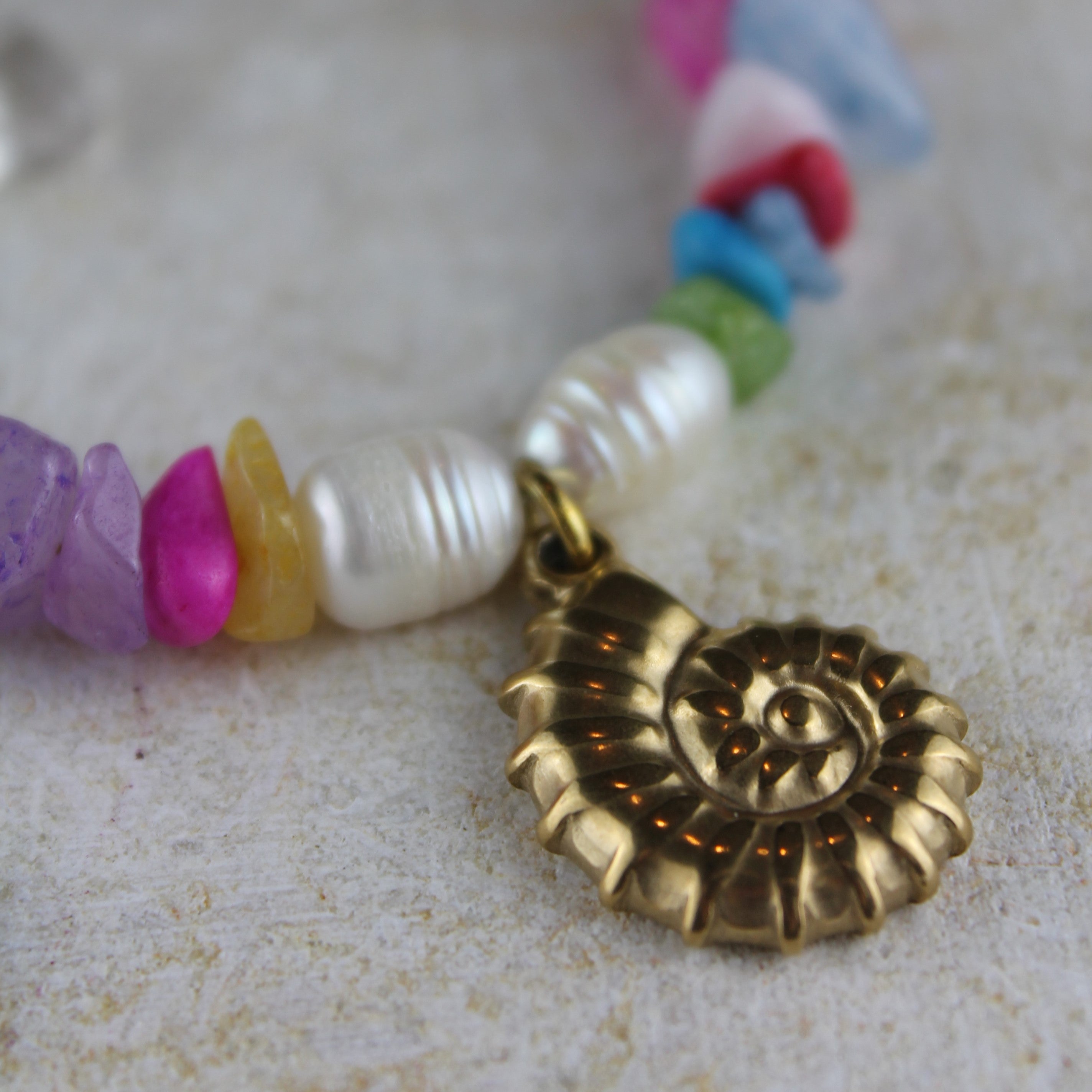 Bunter Splitter mit Süßwasserperlen Choker Kette mit Anhänger goldfarben