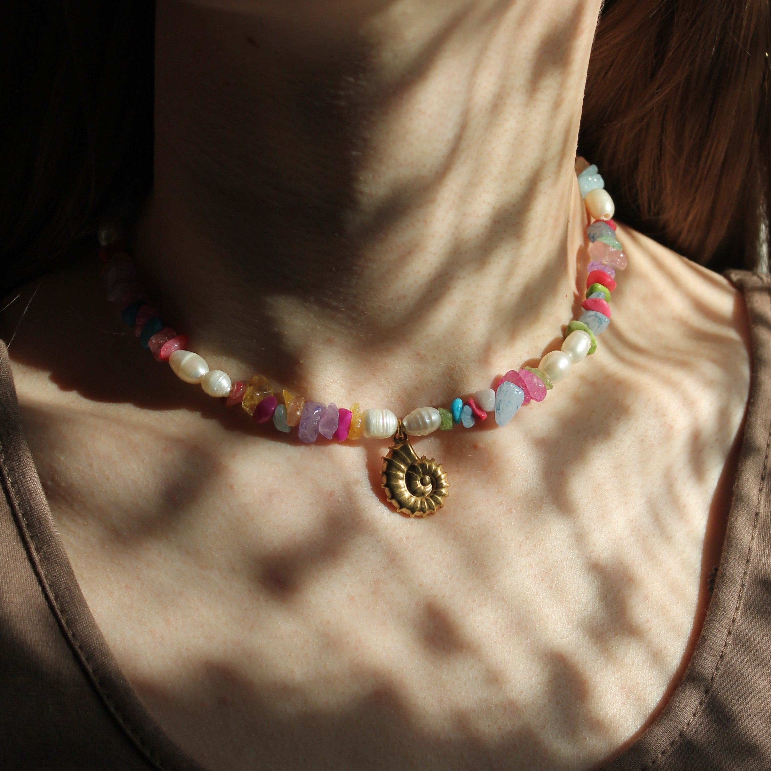 Bunter Splitter mit Süßwasserperlen Choker Kette mit Anhänger goldfarben