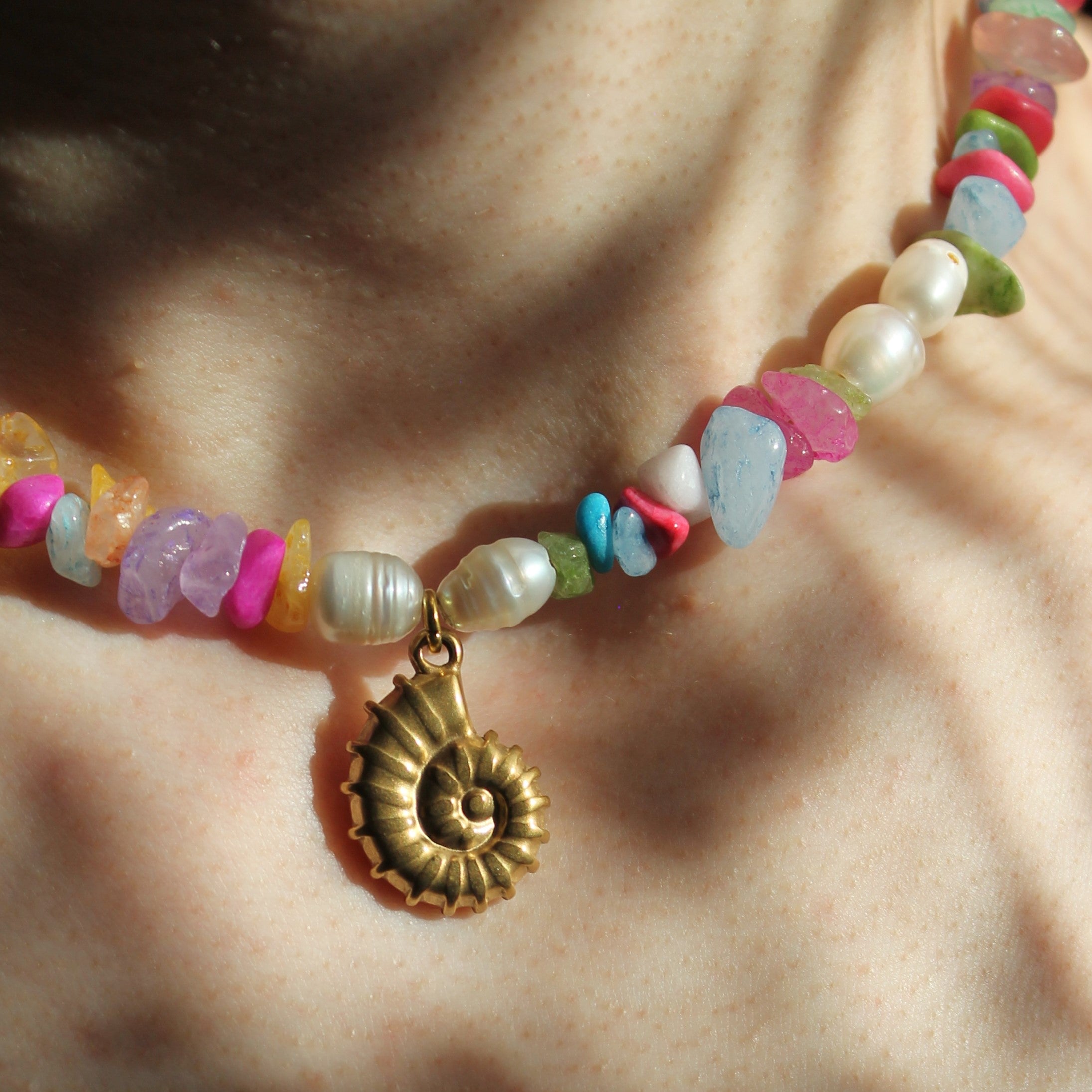 Bunter Splitter mit Süßwasserperlen Choker Kette mit Anhänger goldfarben