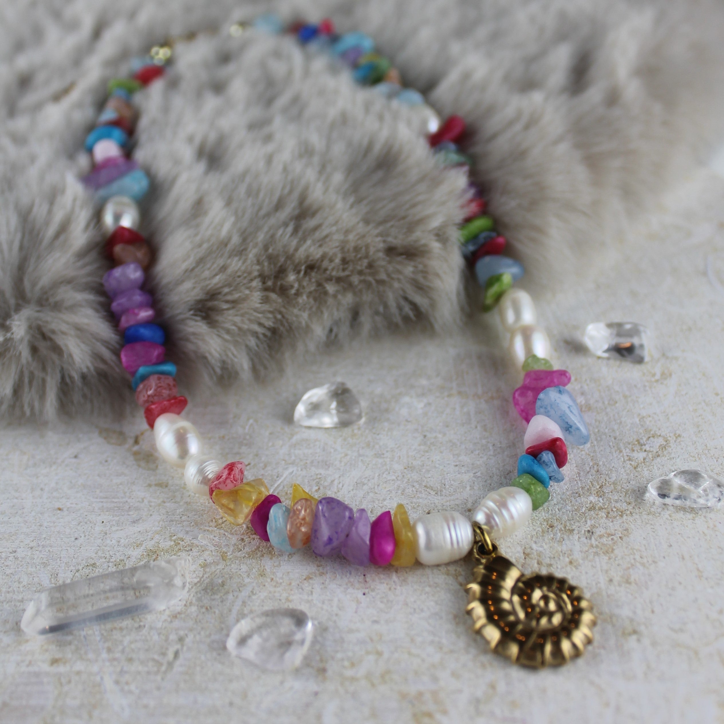 Bunter Splitter mit Süßwasserperlen Choker Kette mit Anhänger goldfarben