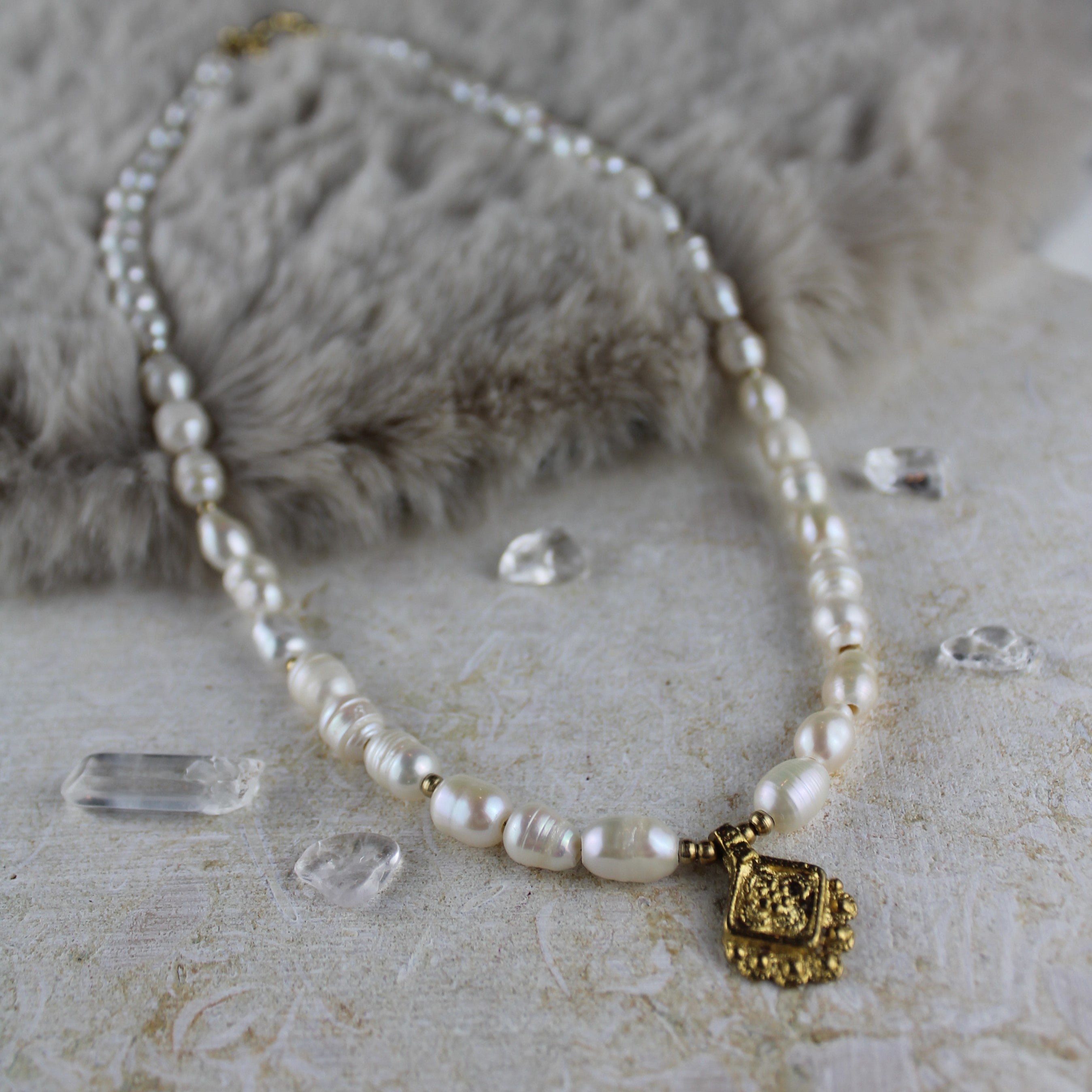 Süßwasserperlen Kette mit Messinganhänger goldfarben
