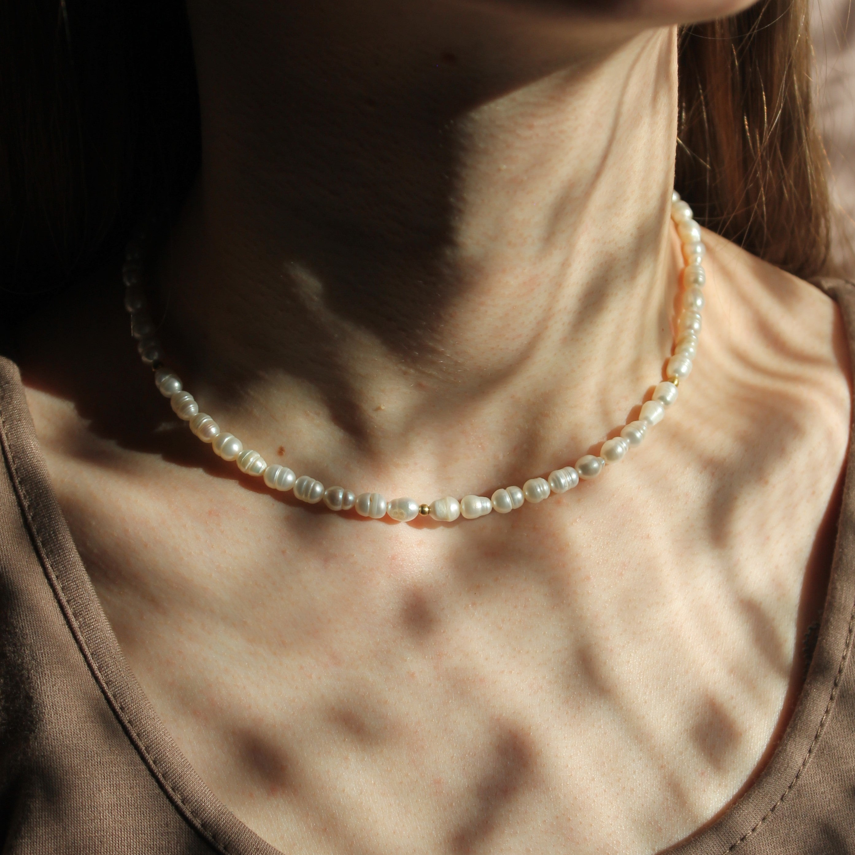Süßwasserperlen Choker Kette mit Messingperlen goldfarben