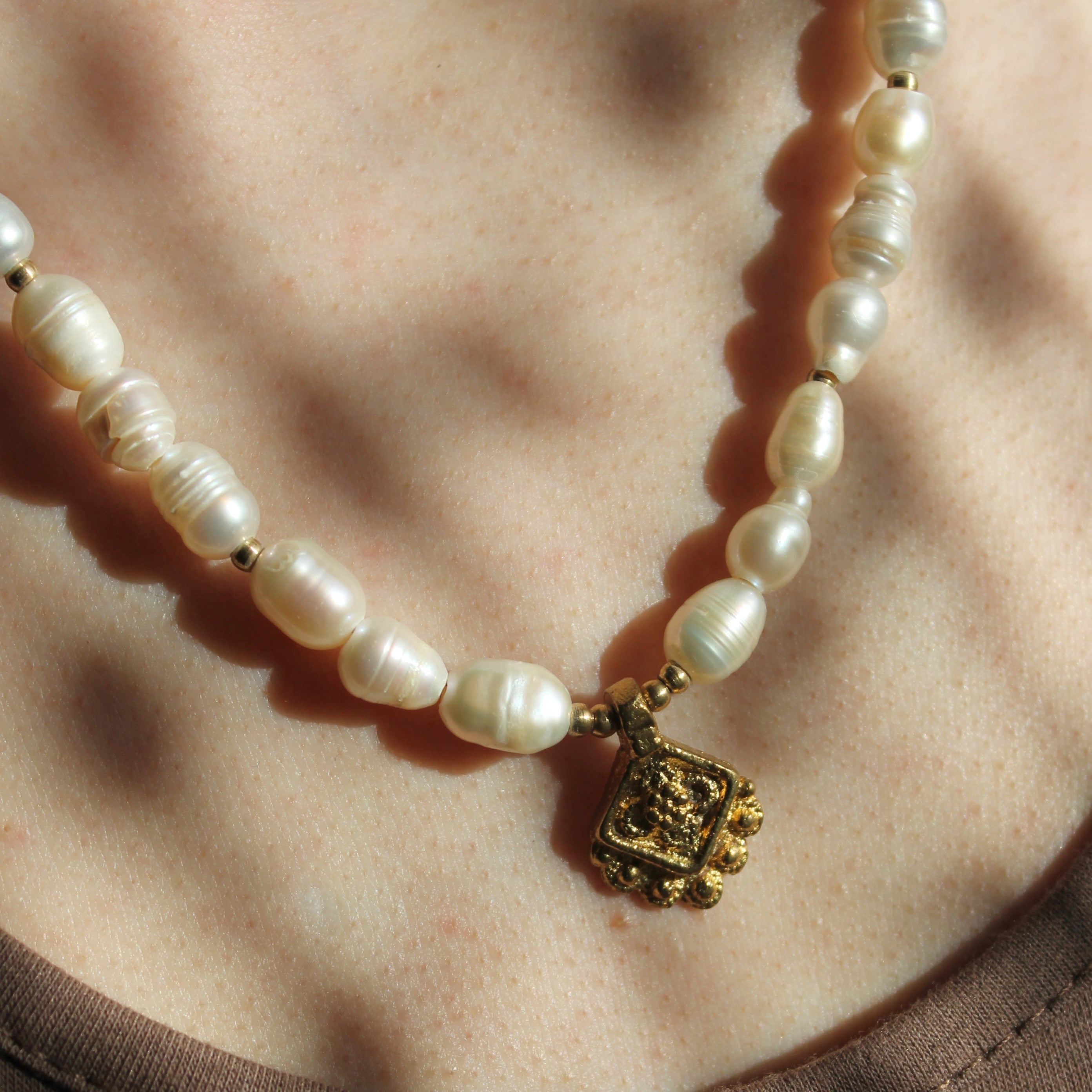 Süßwasserperlen Kette mit Messinganhänger goldfarben