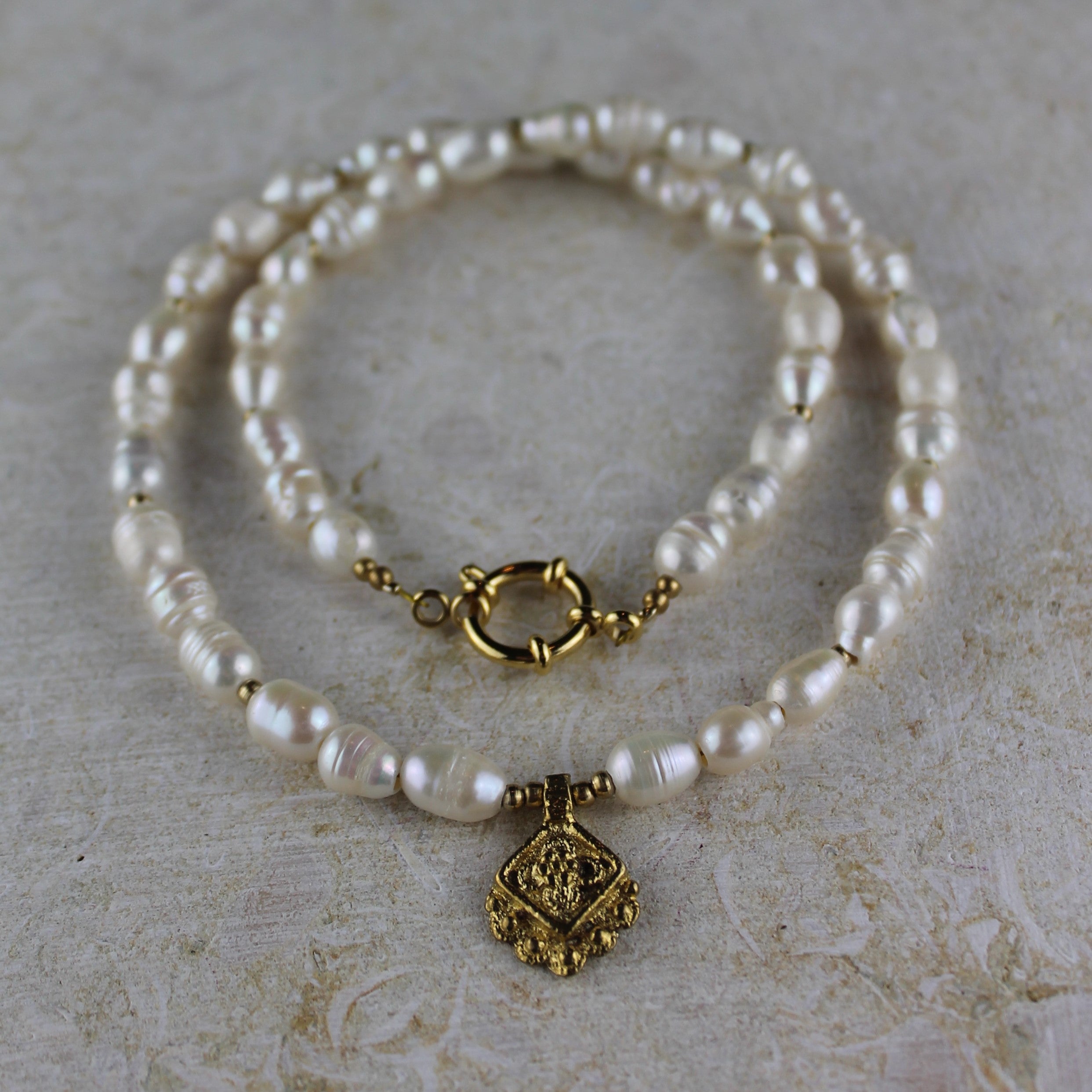 Süßwasserperlen Kette mit Messinganhänger goldfarben