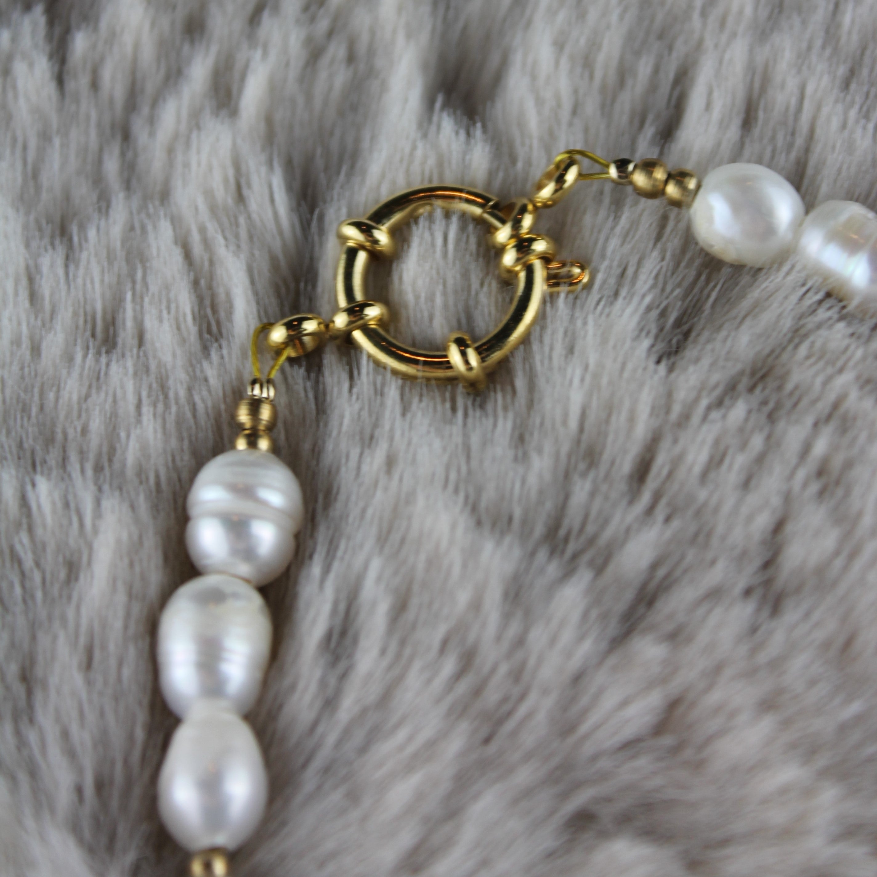 Süßwasserperlen Kette mit Messinganhänger goldfarben