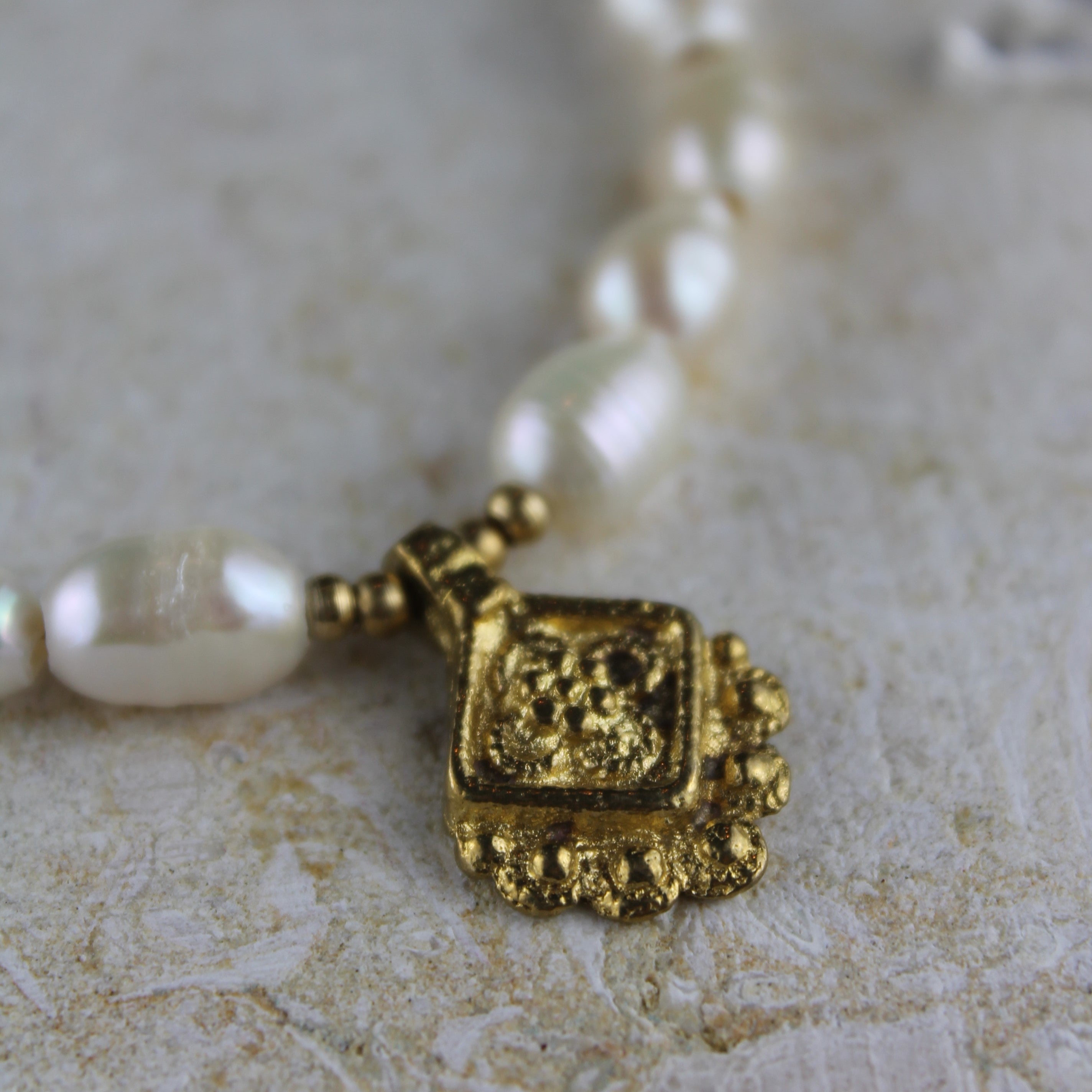 Süßwasserperlen Kette mit Messinganhänger goldfarben