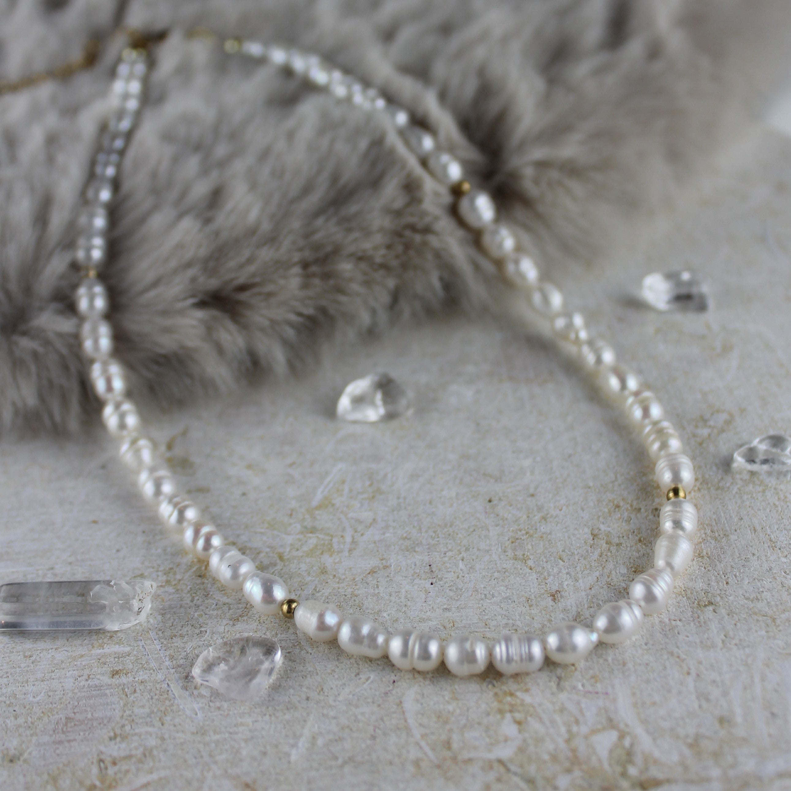 Süßwasserperlen Choker Kette mit Messingperlen goldfarben