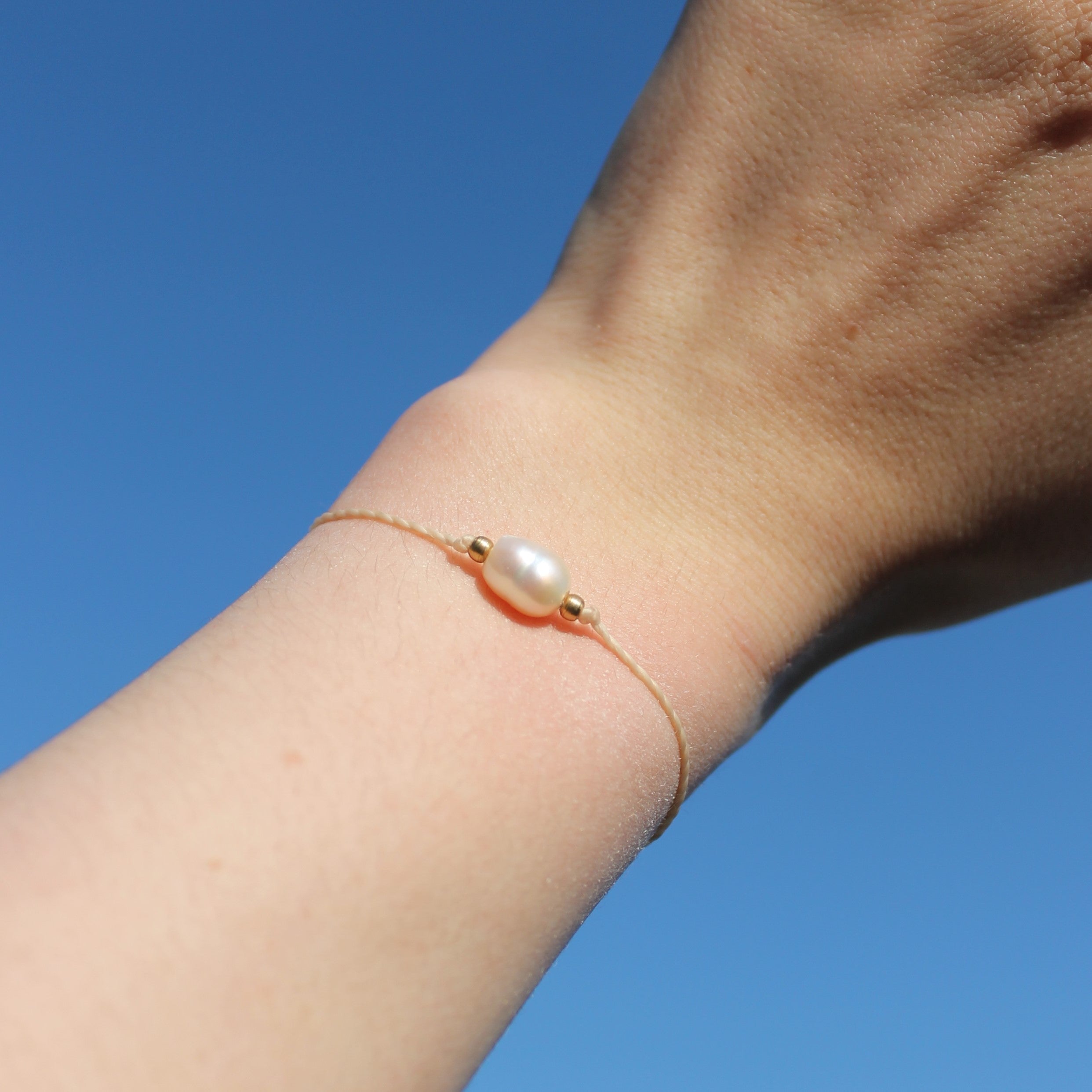 Süßwasserperle pur Edelsteinarmband Makramee goldfarben