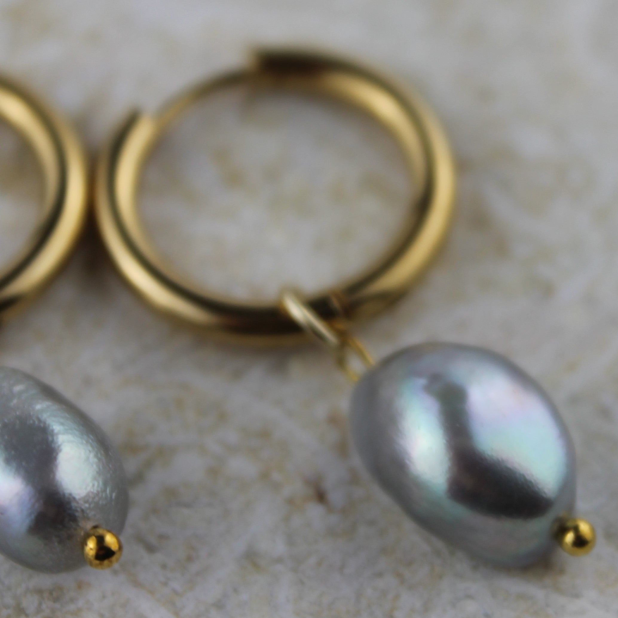 Süßwasserperlen hellgrau Ohrringe goldfarben