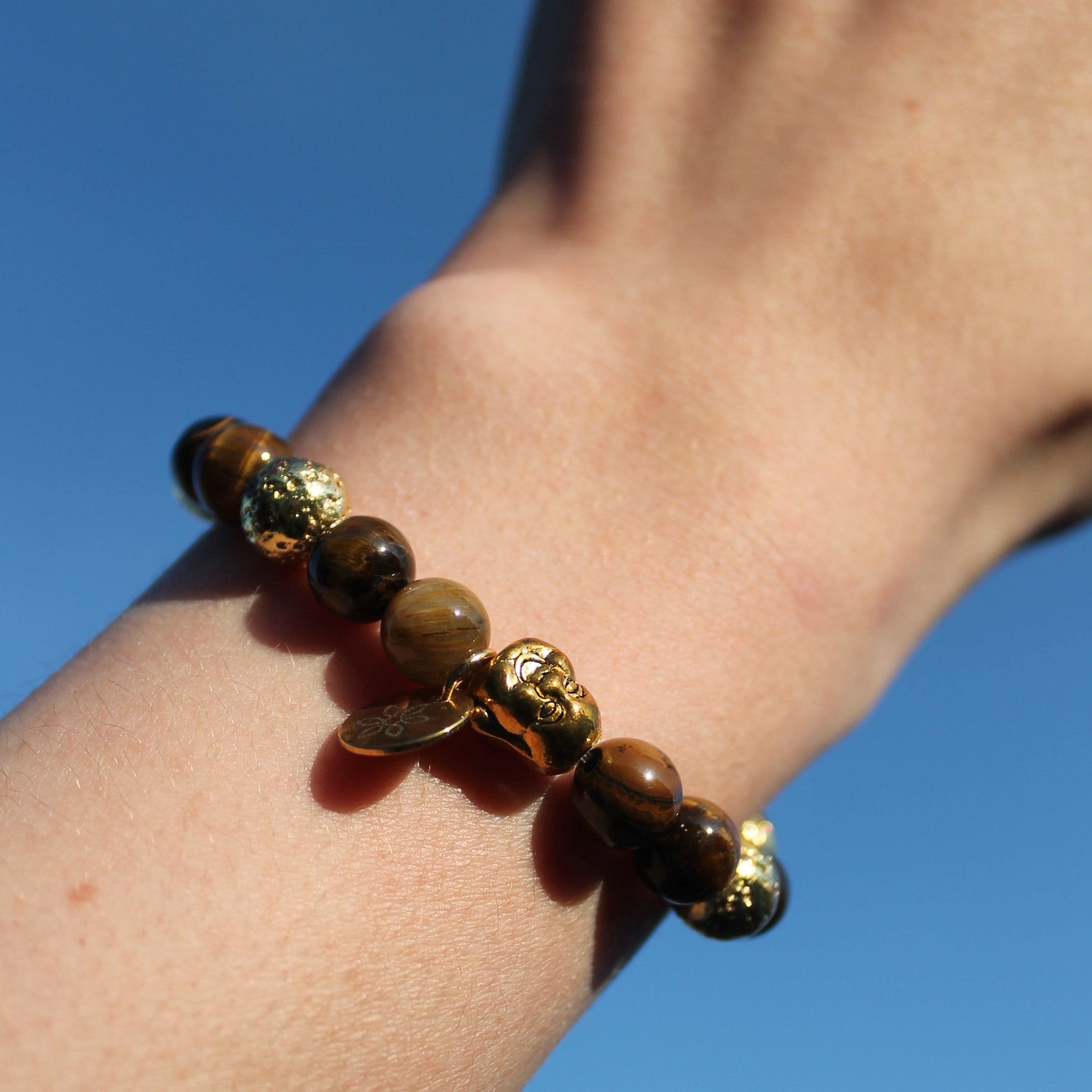 Tigerauge Edelsteinarmband mit Lavastein und Hotei goldfarben