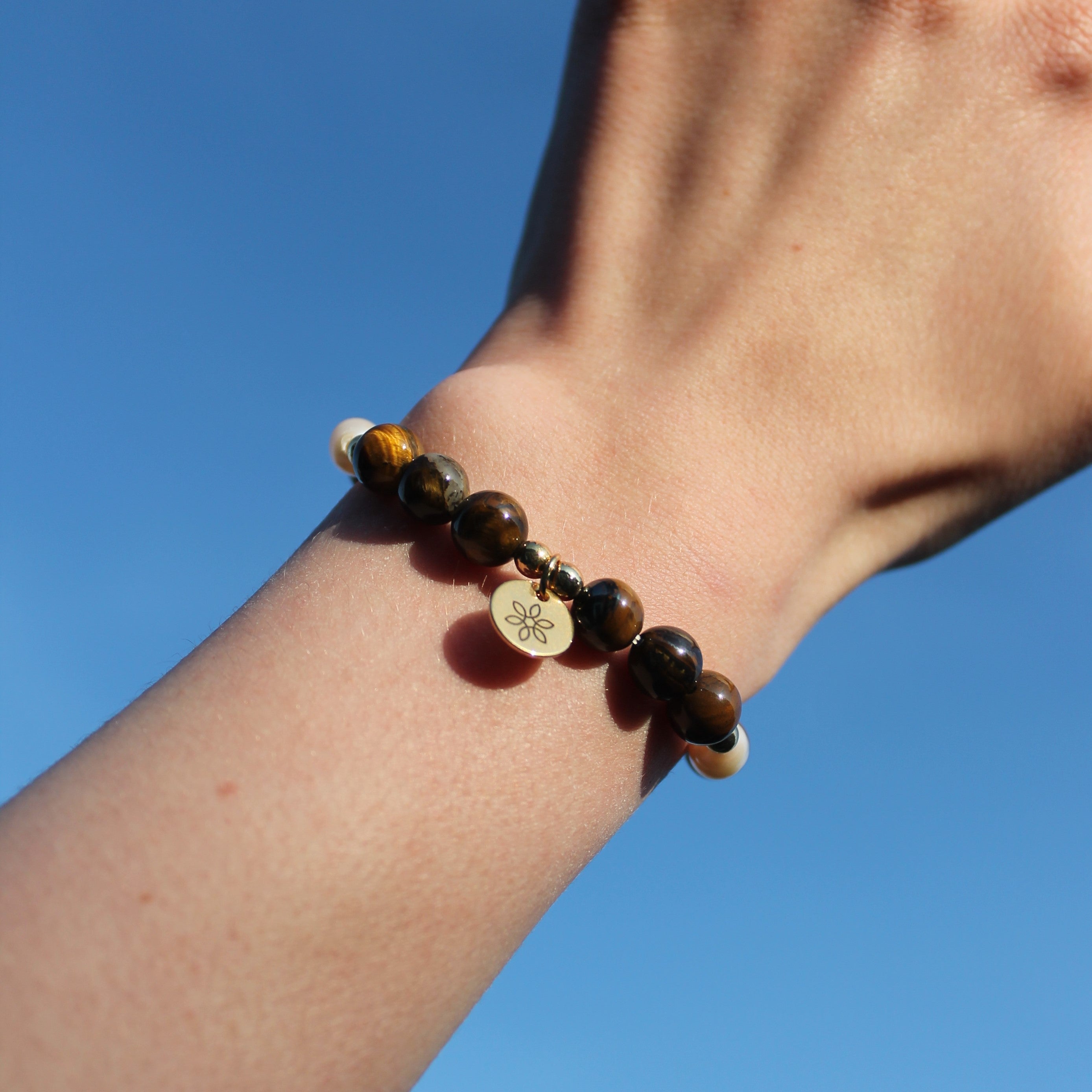 Tigerauge Edelsteinarmband mit Süßwasserperlen goldfarben
