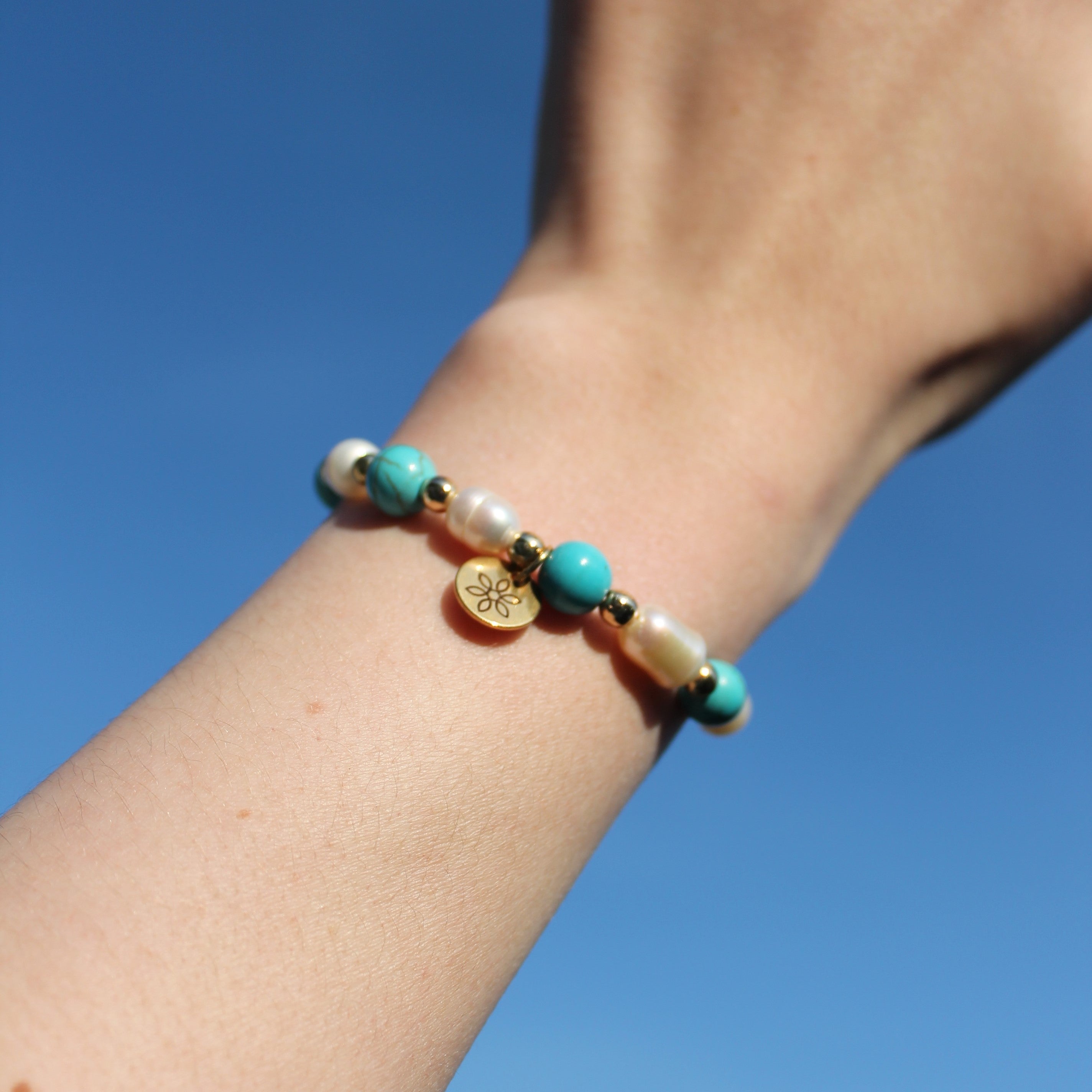 Türkis Edelsteinarmband mit Süßwasserperlen goldfarben