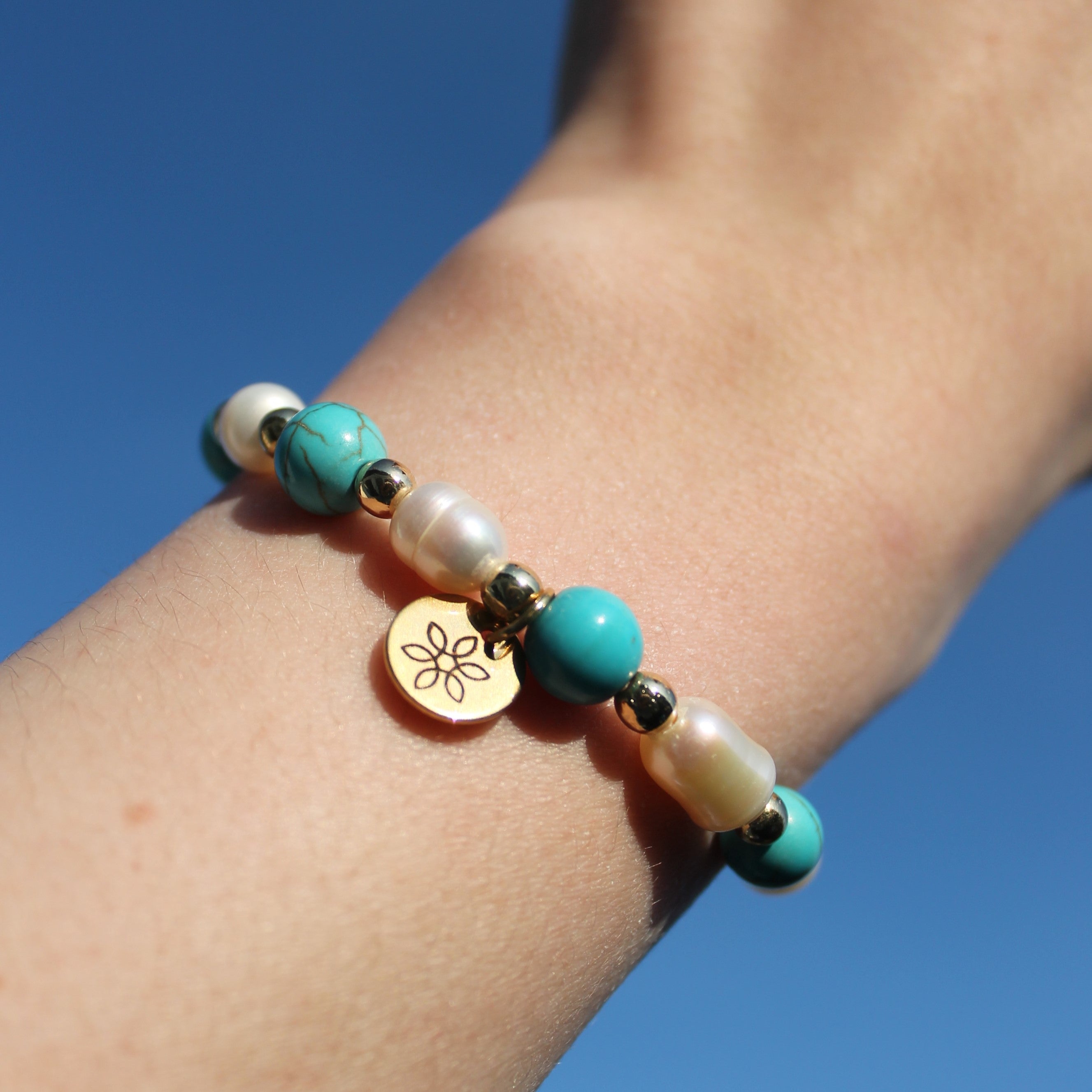 Türkis Edelsteinarmband mit Süßwasserperlen goldfarben