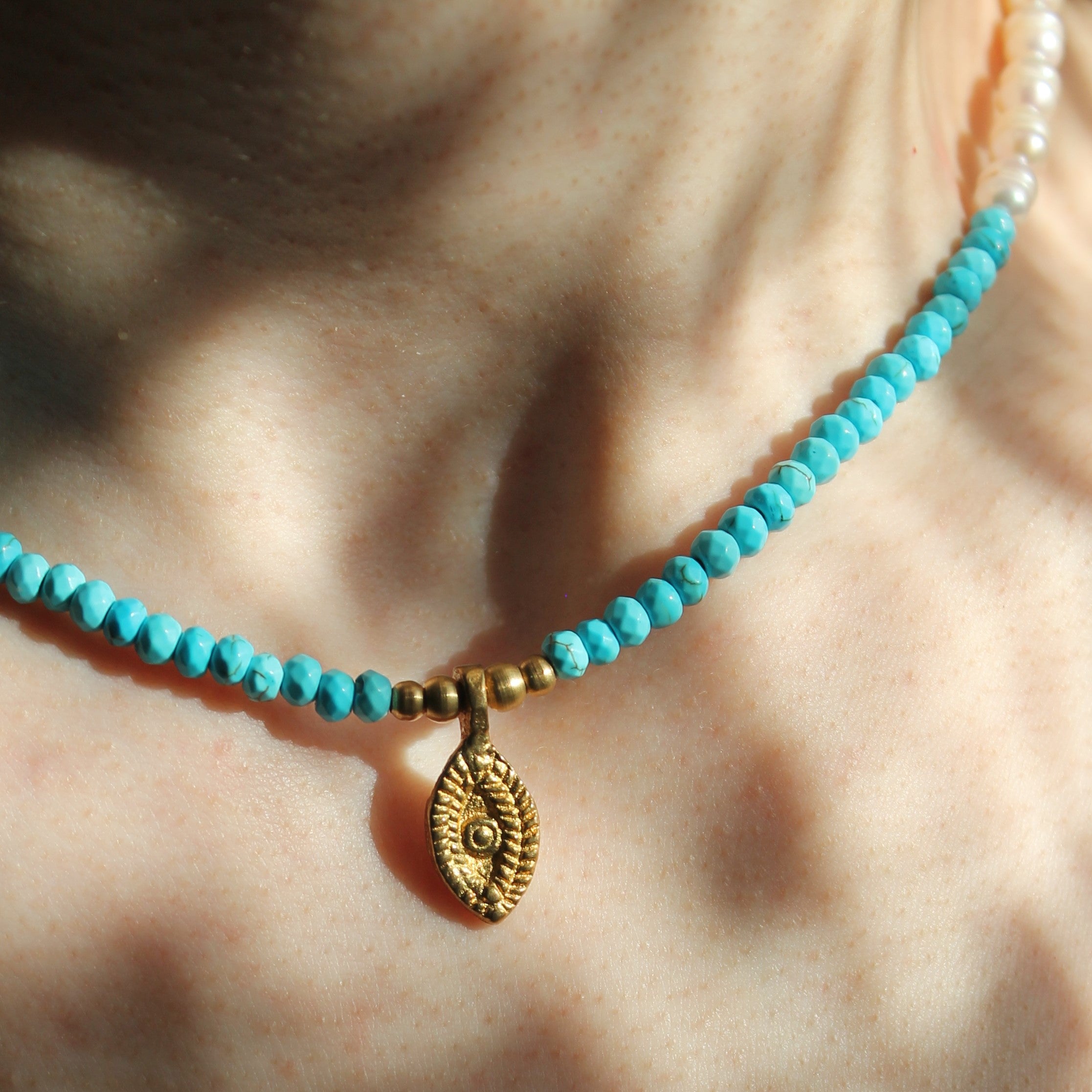 Türkis mit Süßwasserperlen Kette mit Messinganhänger goldfarben