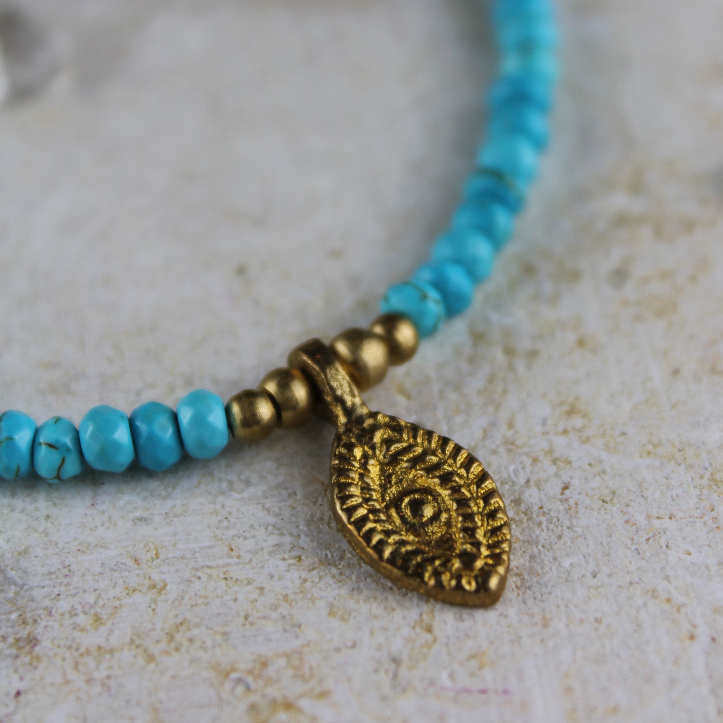 Türkis mit Süßwasserperlen Kette mit Messinganhänger goldfarben