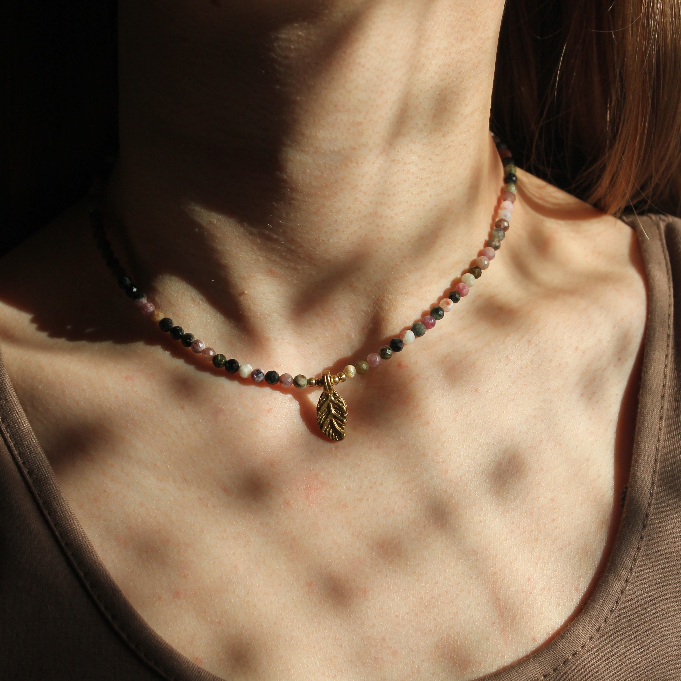 Turmalin Edelsteinkette mit Messinganhänger goldfarben