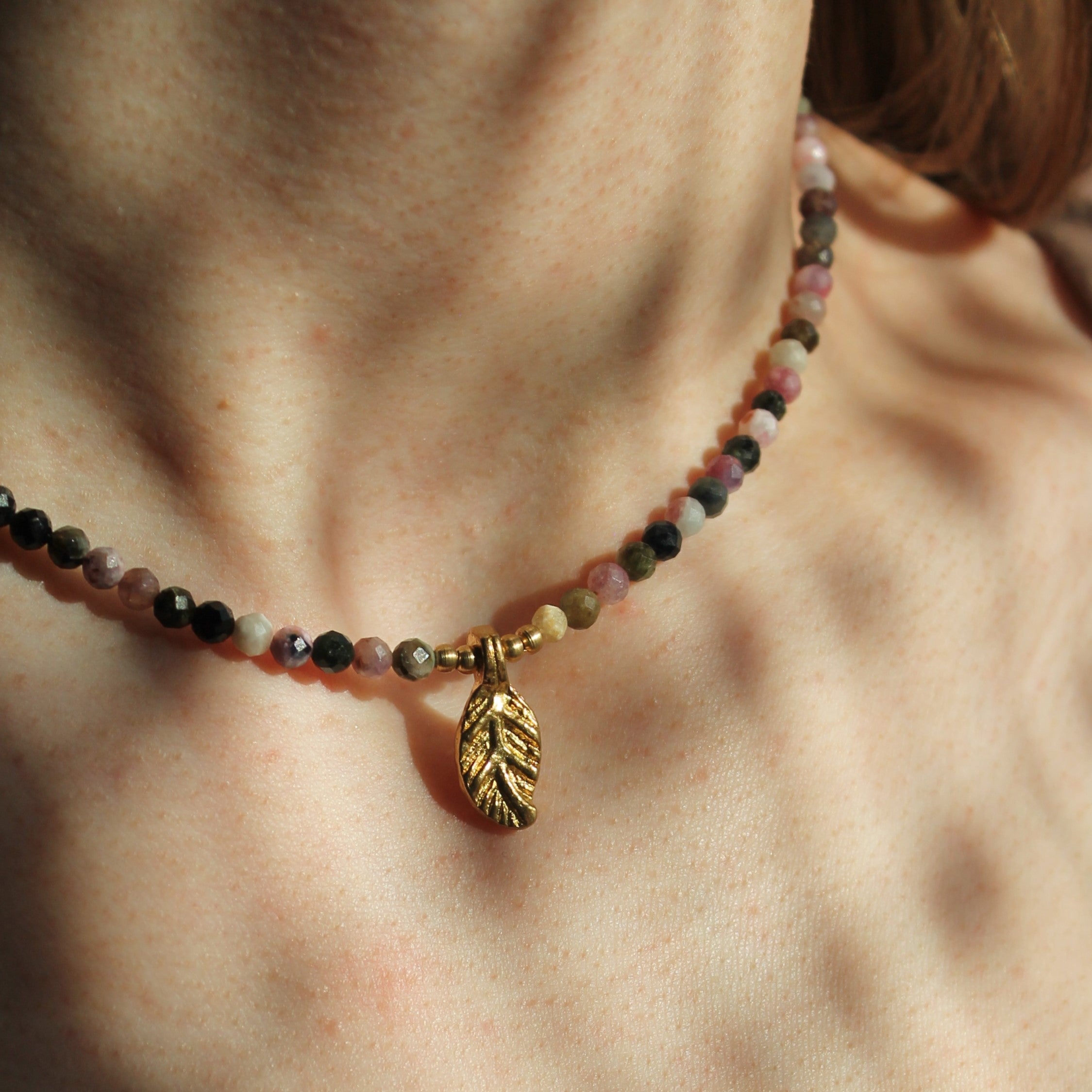 Turmalin Edelsteinkette mit Messinganhänger goldfarben