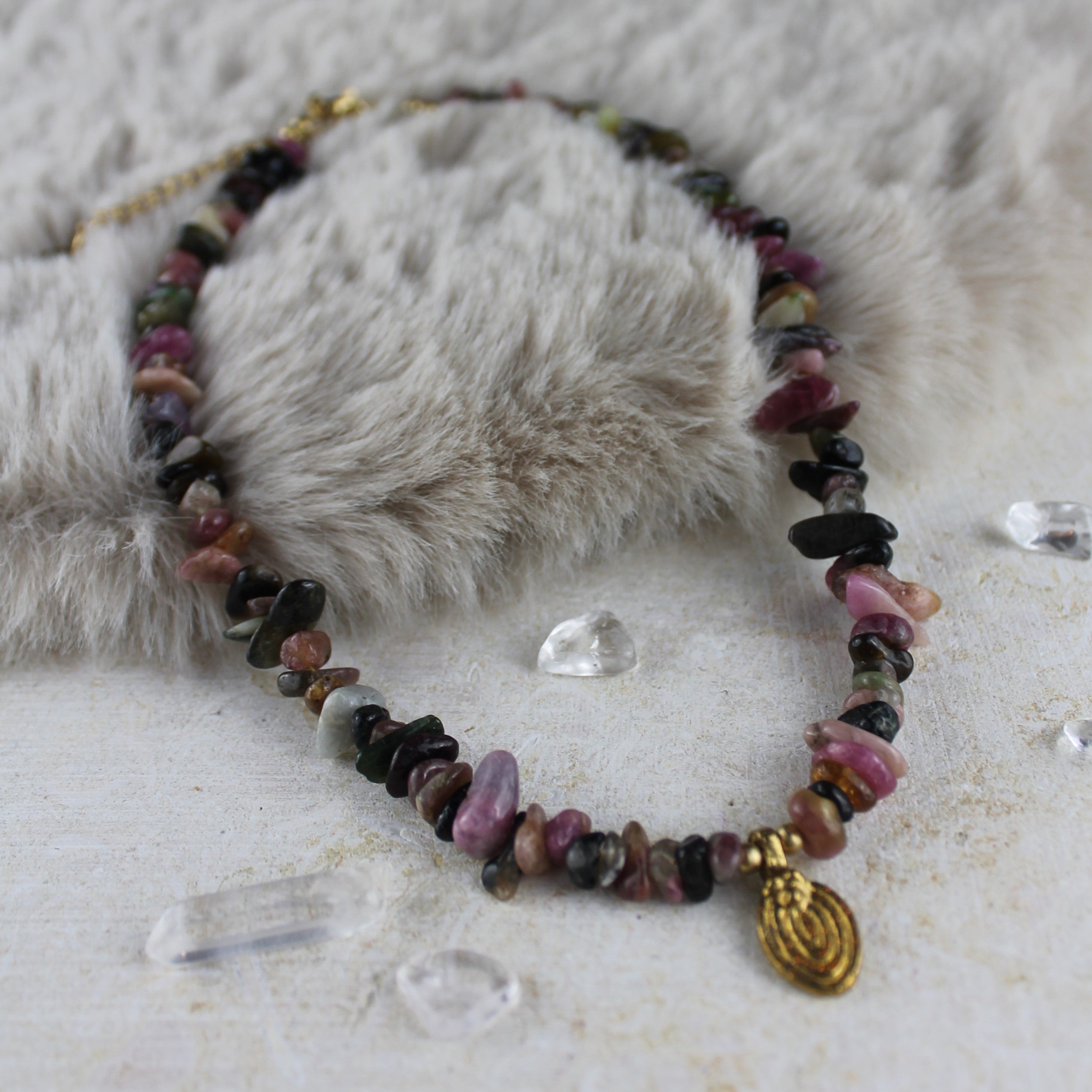 Turmalin Splitter Choker Kette mit Messinganhänger goldfarben
