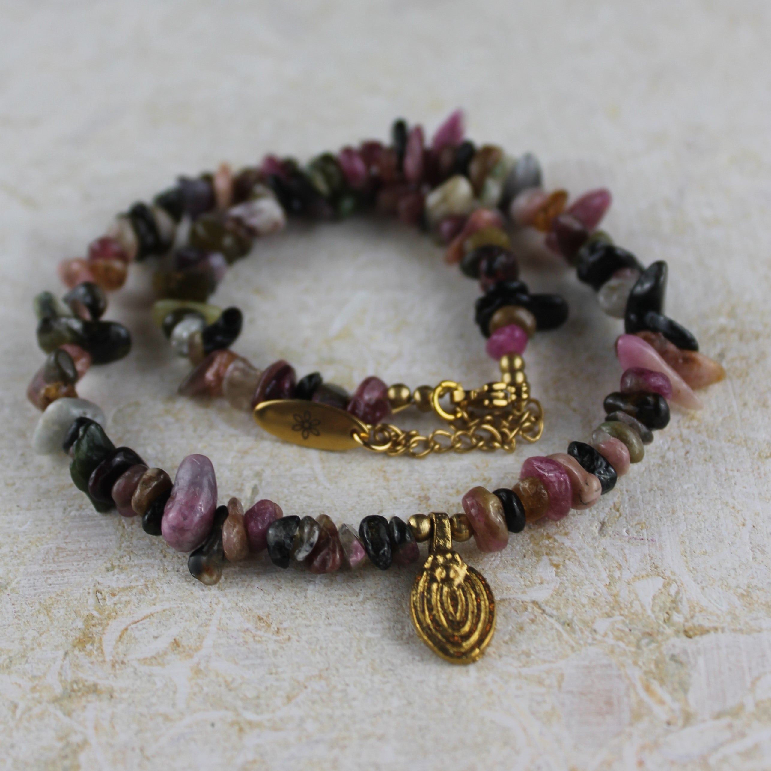 Turmalin Splitter Choker Kette mit Messinganhänger goldfarben