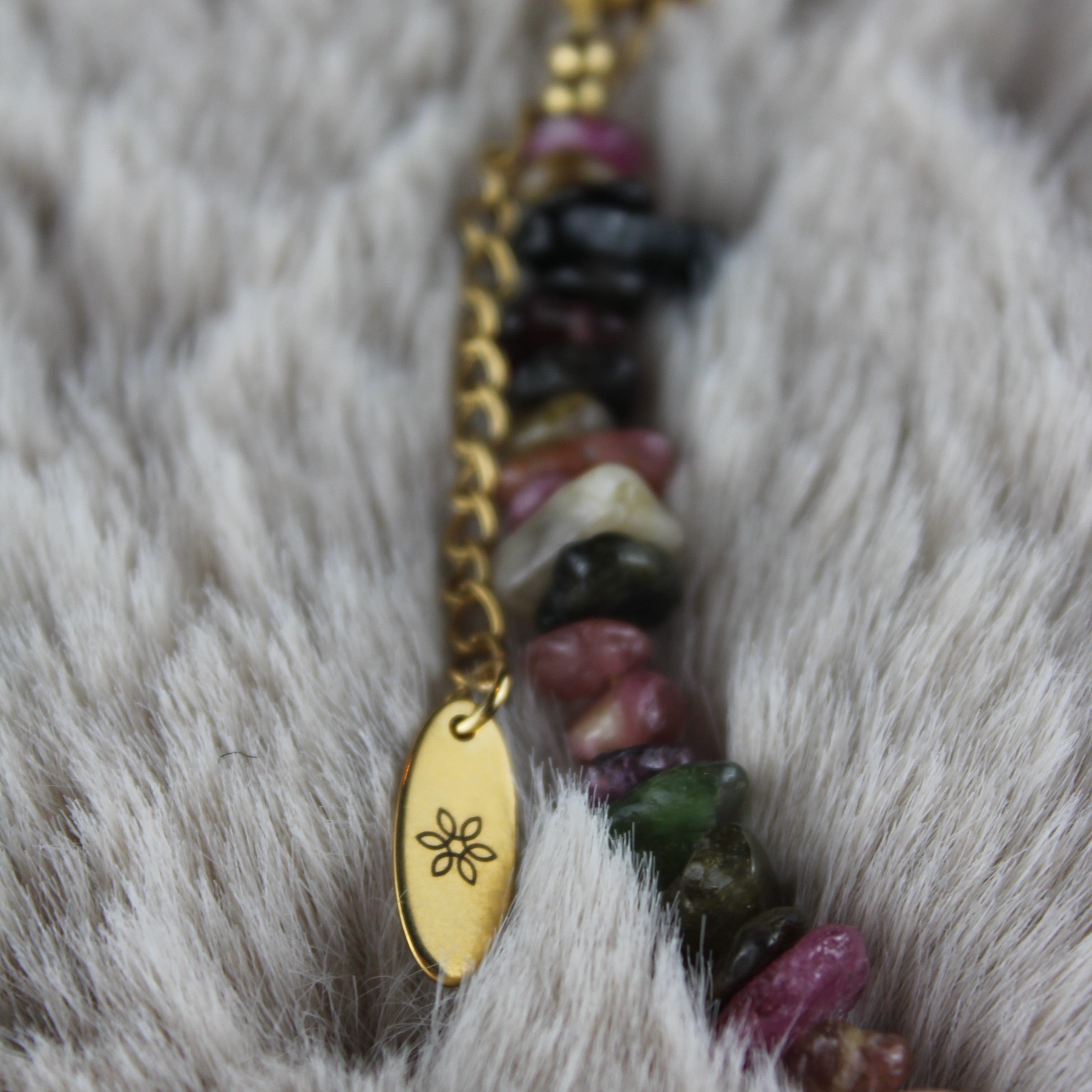 Turmalin Splitter Choker Kette mit Messinganhänger goldfarben