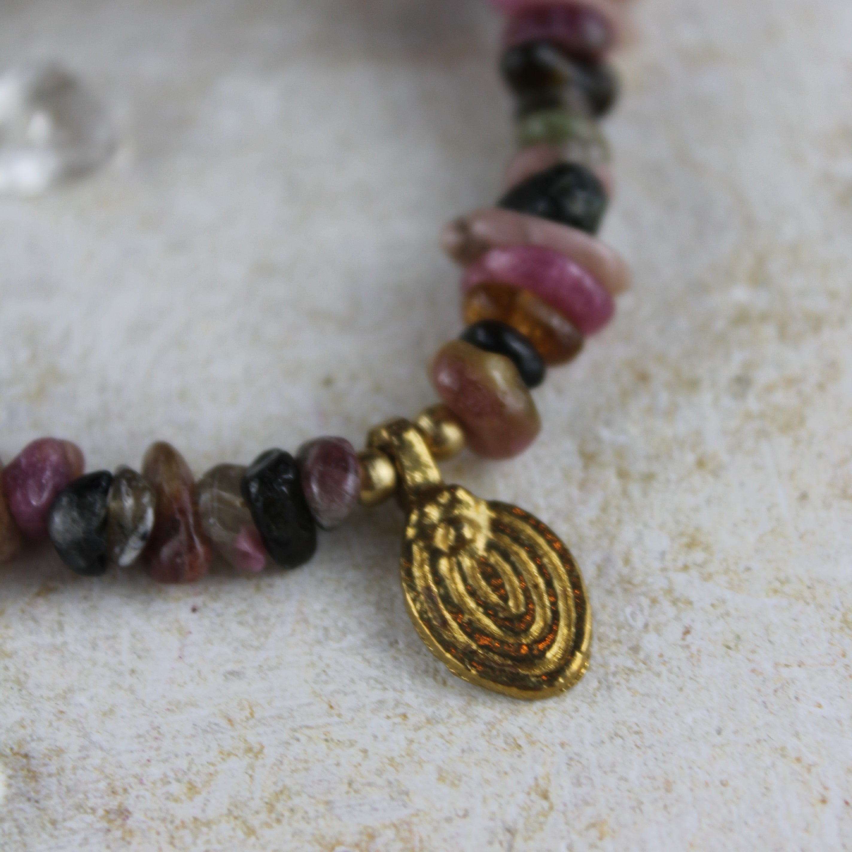 Turmalin Splitter Choker Kette mit Messinganhänger goldfarben