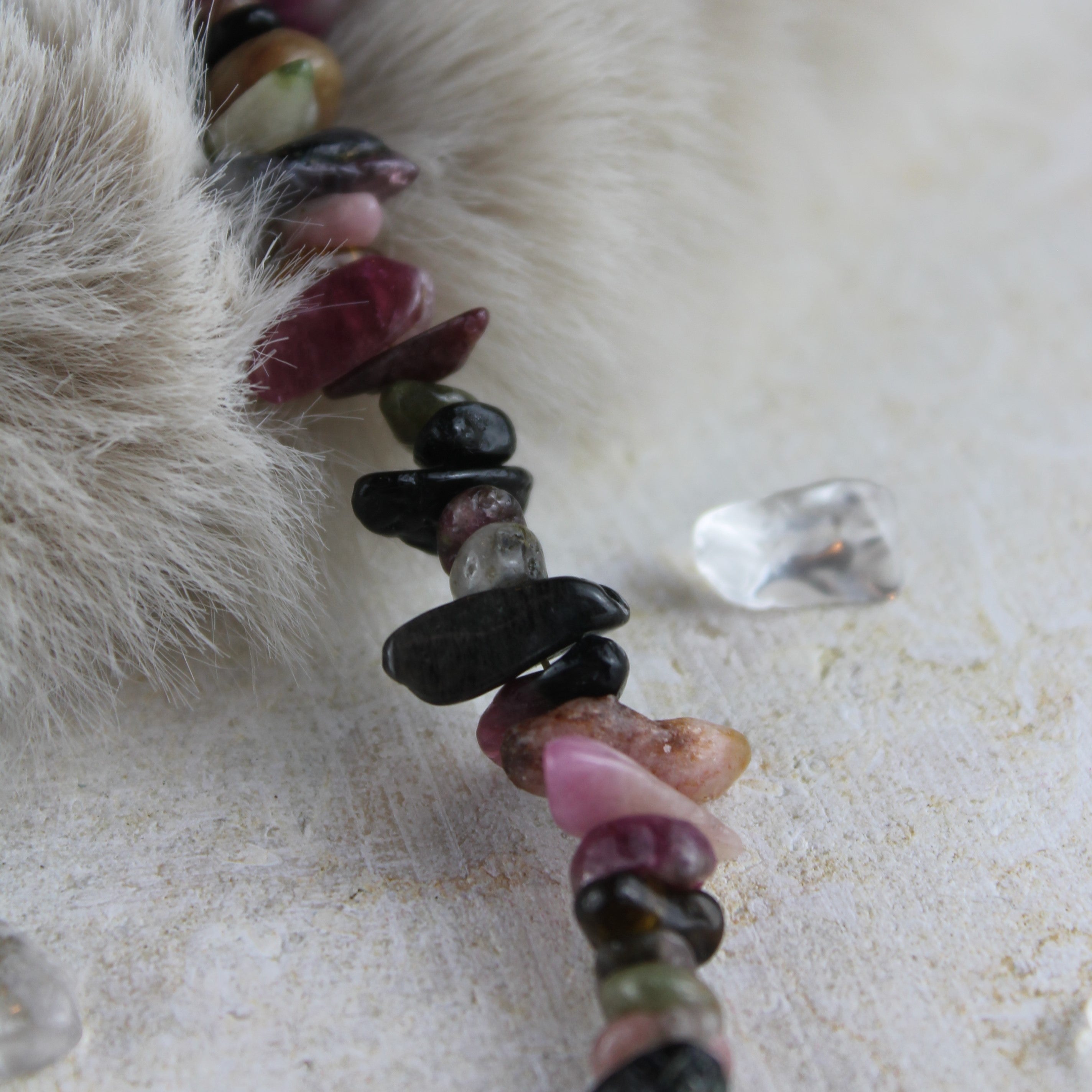 Turmalin Splitter Choker Kette mit Messinganhänger goldfarben