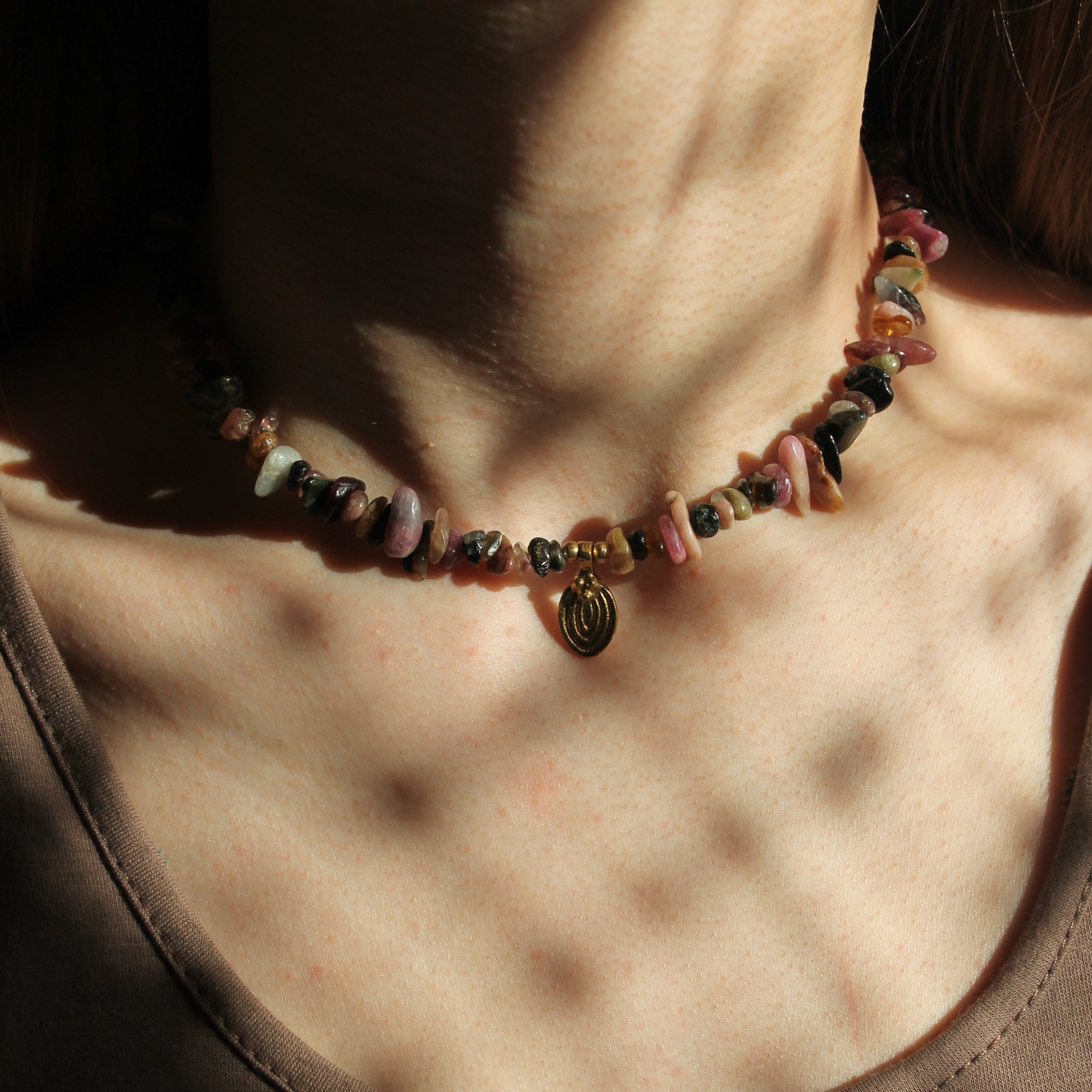 Turmalin Splitter Choker Kette mit Messinganhänger goldfarben