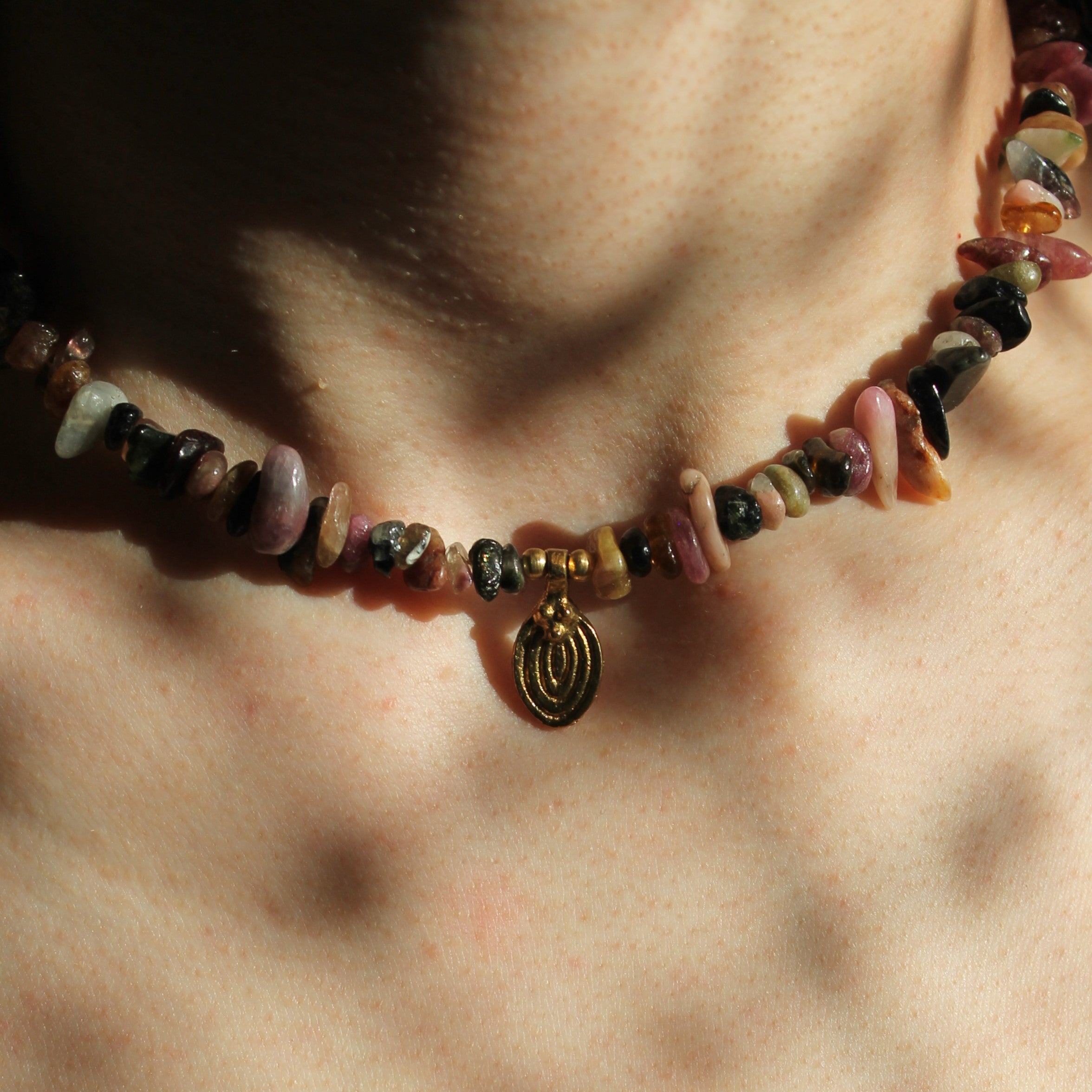 Turmalin Splitter Choker Kette mit Messinganhänger goldfarben