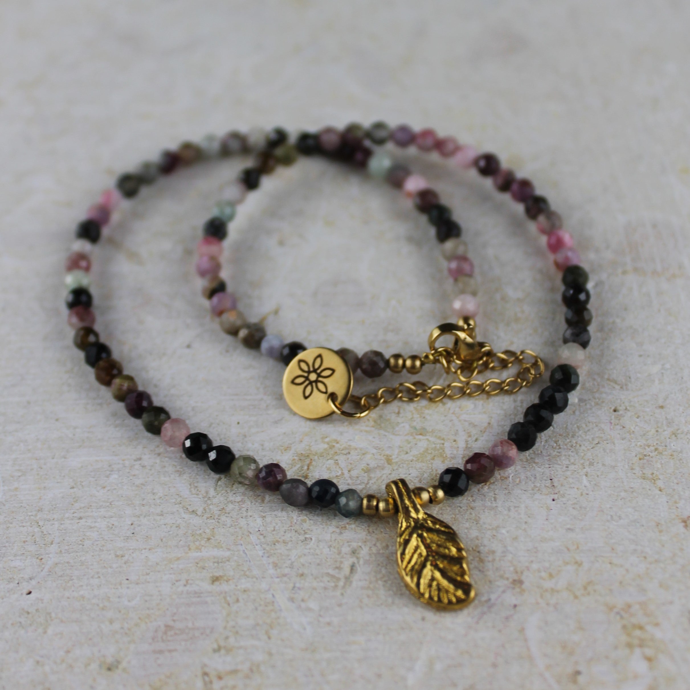 Turmalin Edelsteinkette mit Messinganhänger goldfarben