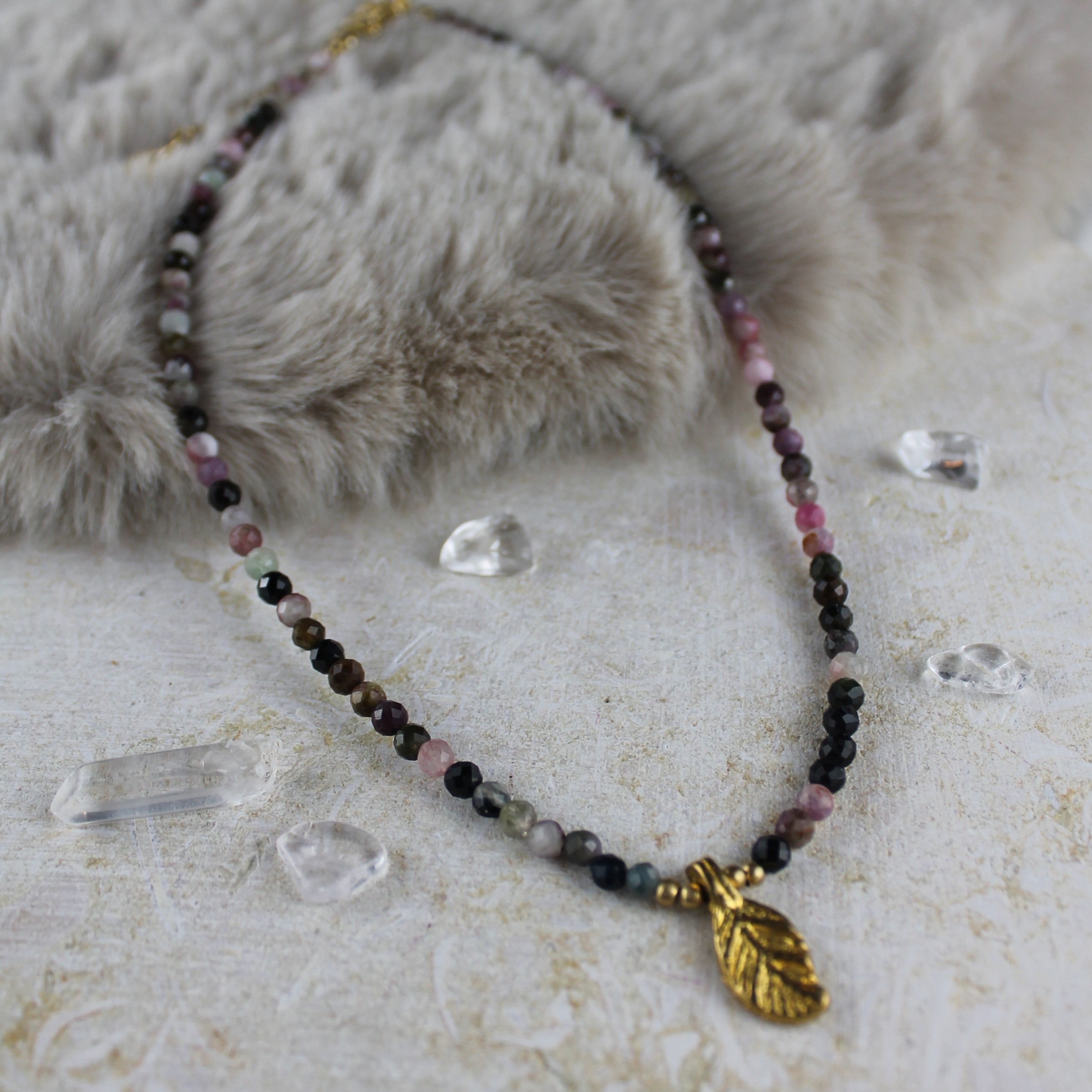 Turmalin Edelsteinkette mit Messinganhänger goldfarben