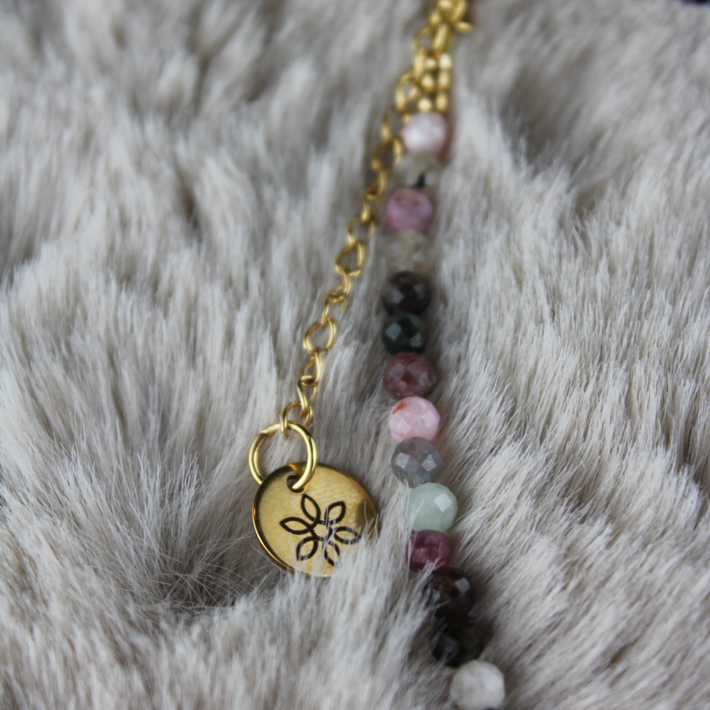 Turmalin Edelsteinkette mit Messinganhänger goldfarben